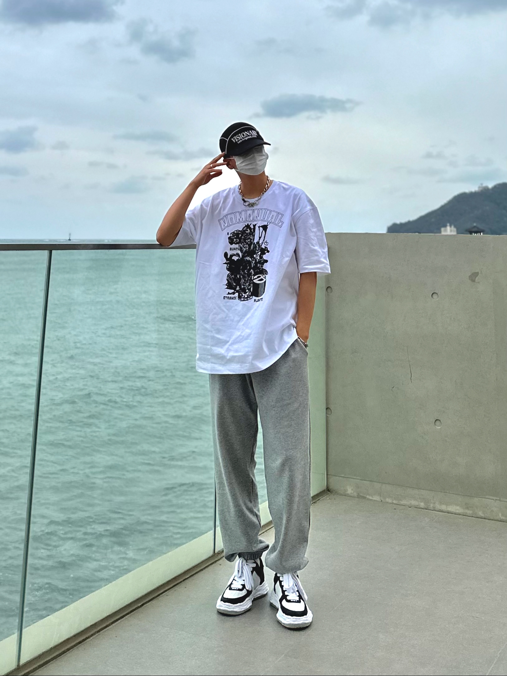 메종 미하라 야스히로 웨인 OG 솔 레더 로우탑 스니커즈 블랙 화이트 착용 스타일 - 3