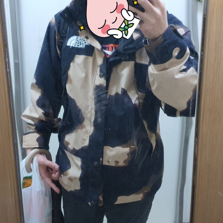 Nike x Kith New York Knicks T-Shirt Black, Supreme x The North Face Bleached Denim Print Mountain Jacket Black - 21FW 착용 스타일