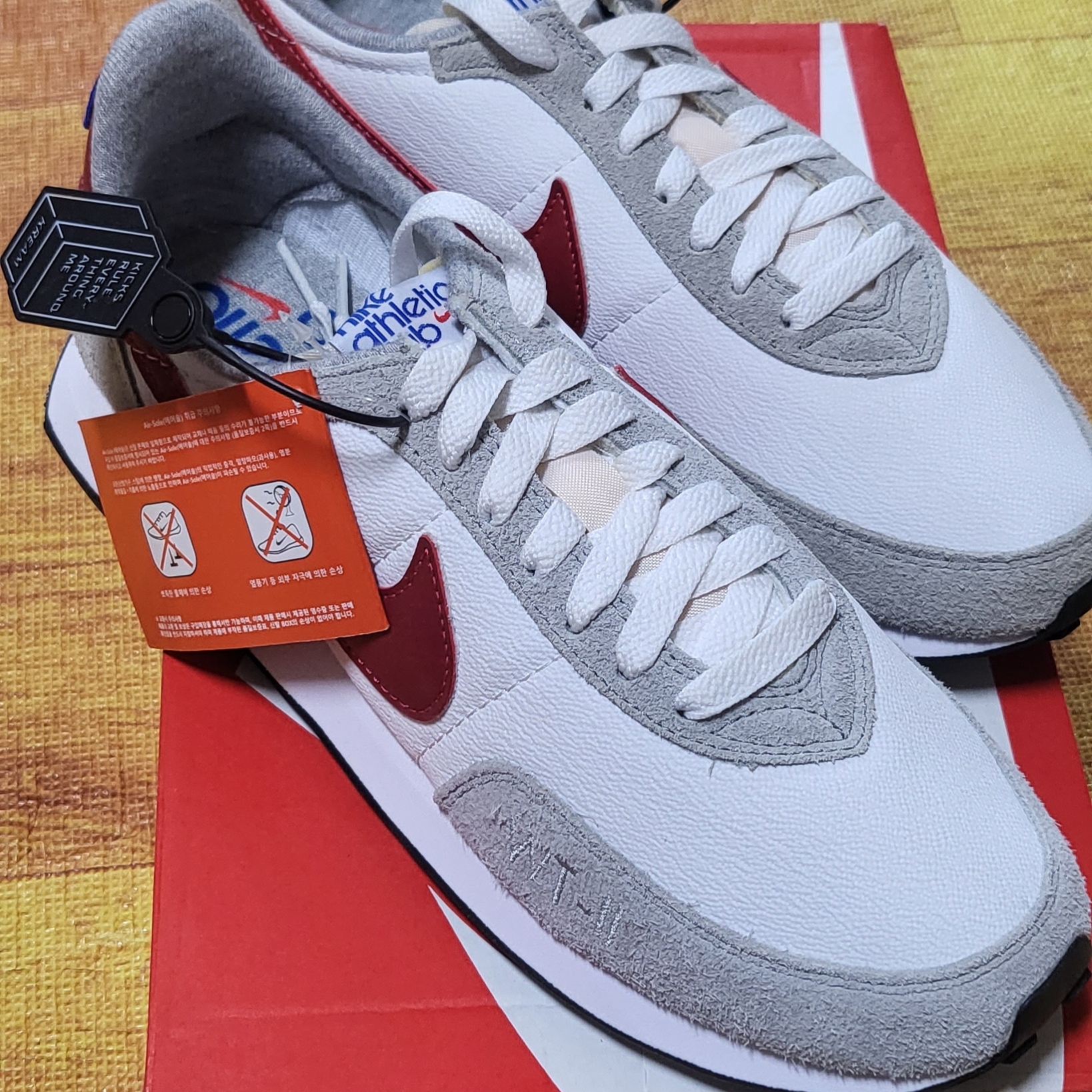 Nike Waffle Trainer 2 Light Smoke Grey Gym Red 착용 스타일