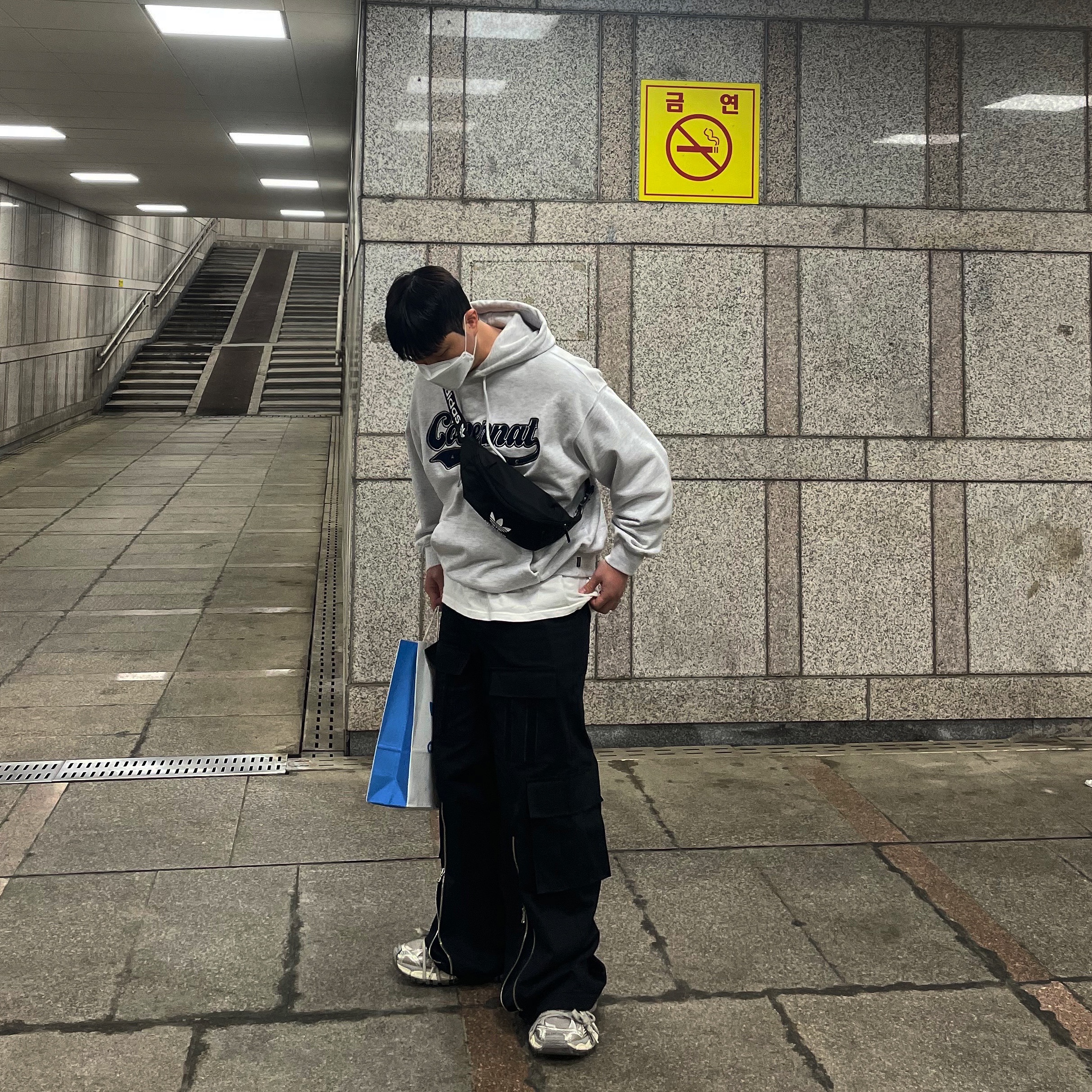 [KREAM 단독] AOP Tetsdo 6 Rail Cargo Pants Black, Balenciaga 3XL Sneakers Light Beige 착용 스타일 - 2