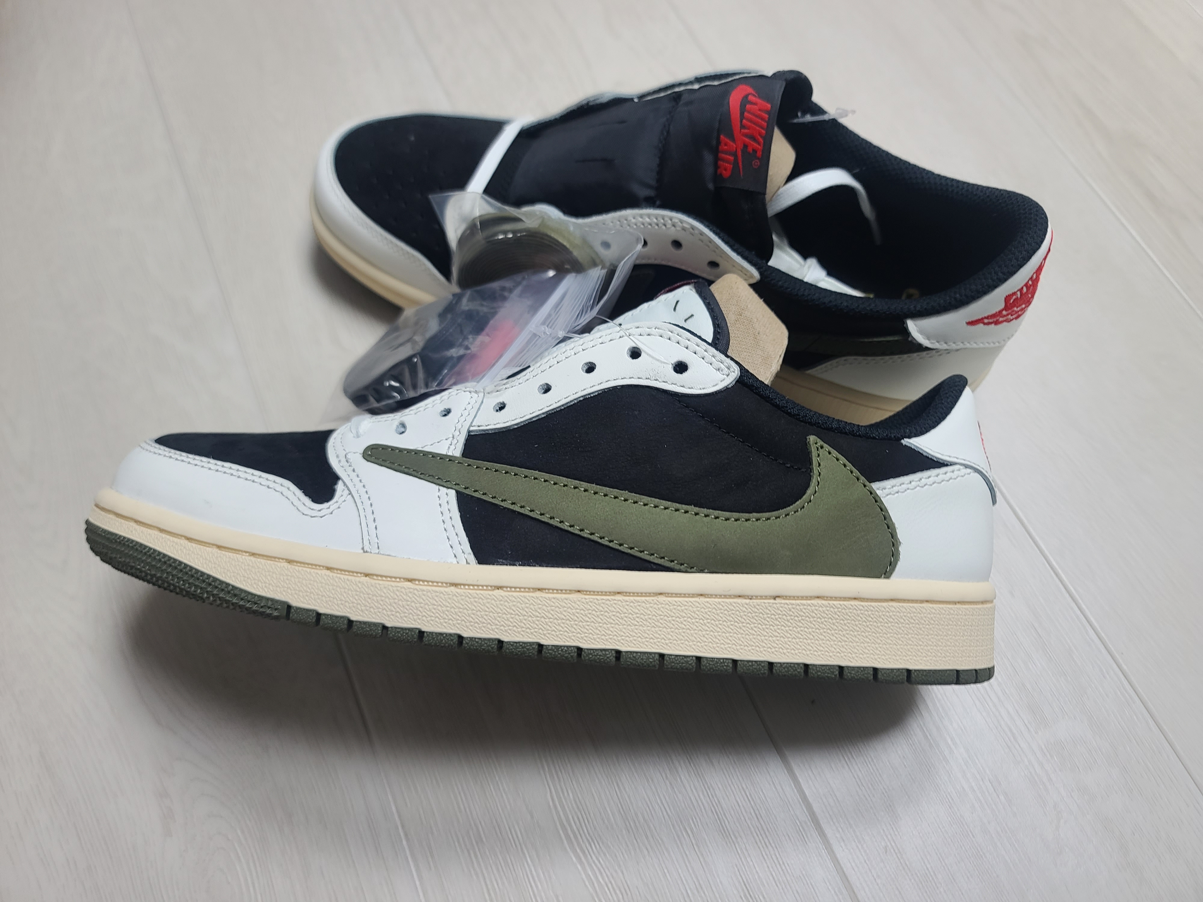 (W) Jordan 1 x Travis Scott Retro Low OG SP Medium Olive 착용 스타일 - 2