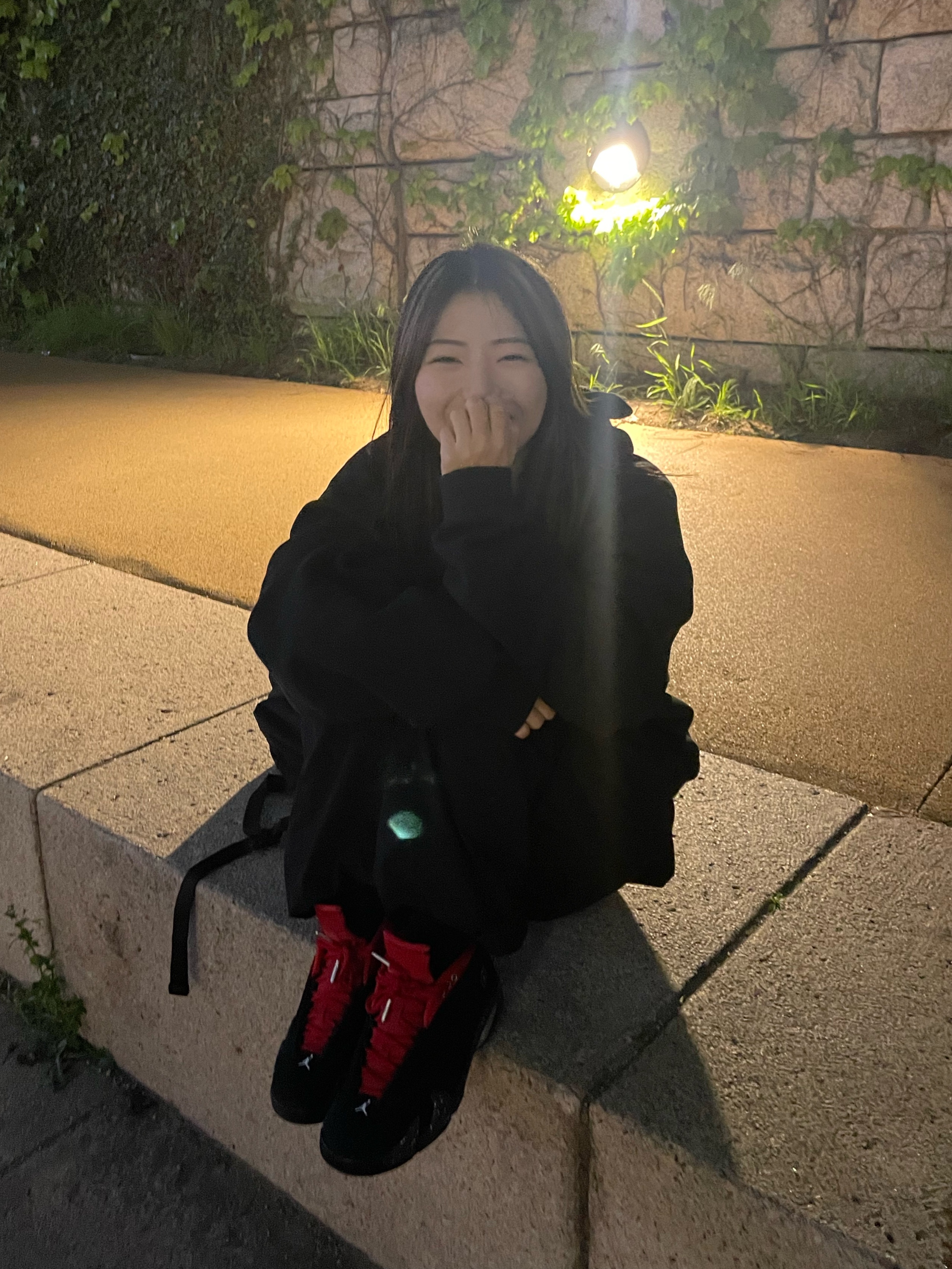 (W) 조던 14 레트로 로우 레드 립스틱, 슈프림 스몰 메신저백 블랙 - 22SS 착용 스타일 - 2