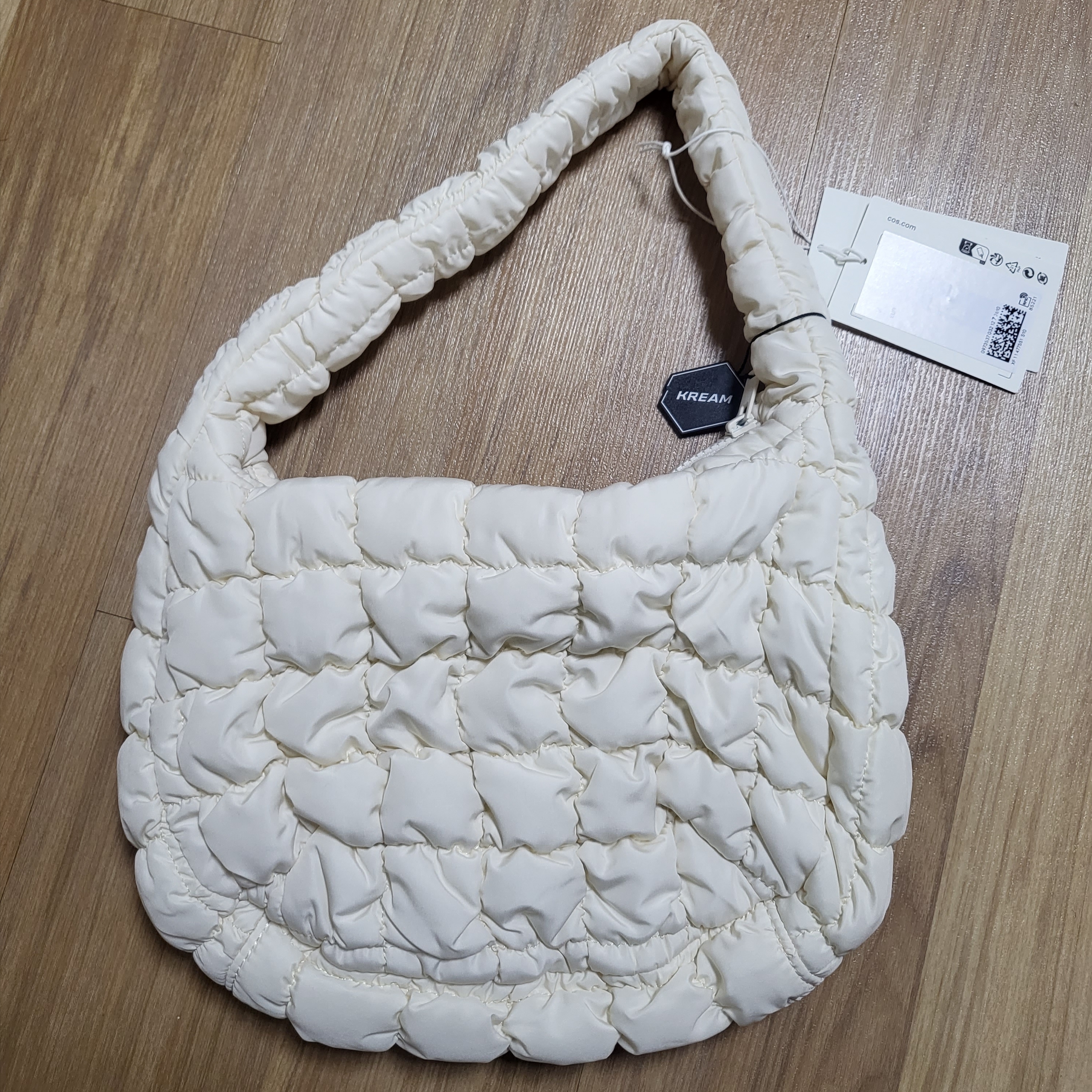 COS Quilted Mini Bag Cream 착용 스타일