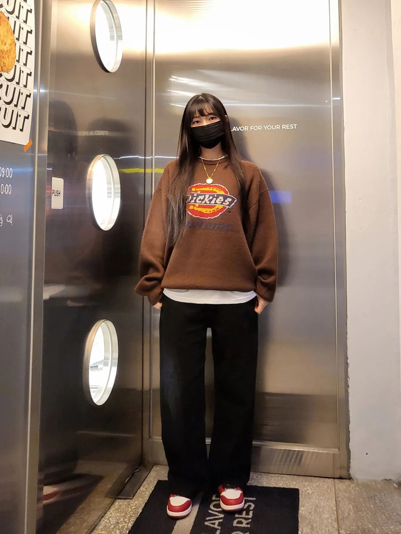 슈프림 x 디키즈 스웨터 브라운 - 22FW, 조던 1 레트로 하이 OG 시카고 2022 착용 스타일