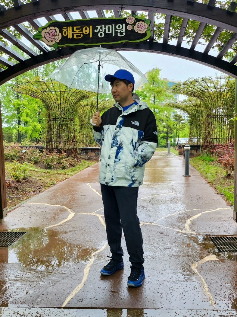 Puma x AMI Low Curve Cap Dazzling Blue, The North Face Novelty Vaiden Jacket White Sand 착용 스타일