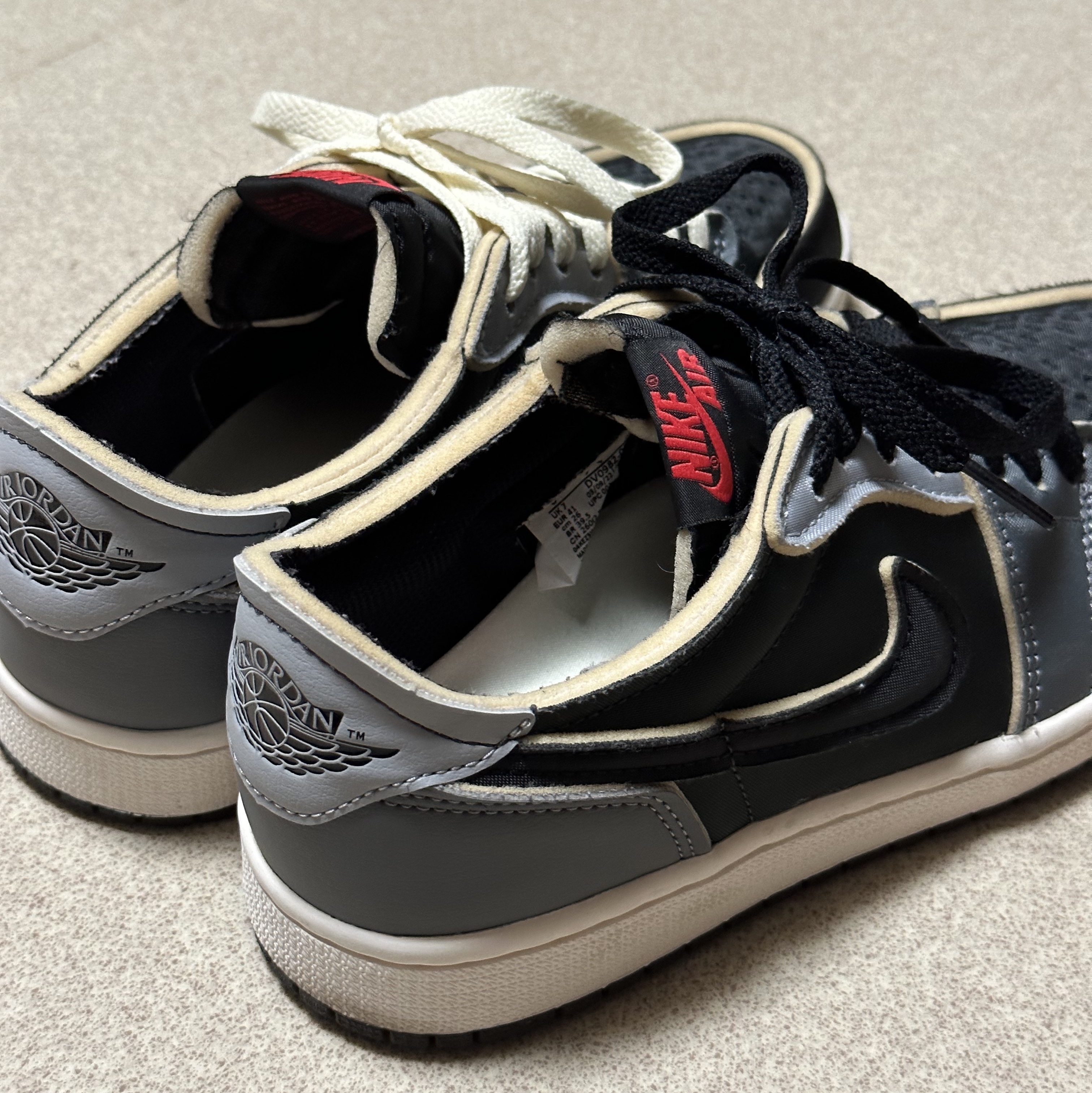 Jordan 1 Retro Low OG EX Black and Smoke Grey 착용 스타일 - 2
