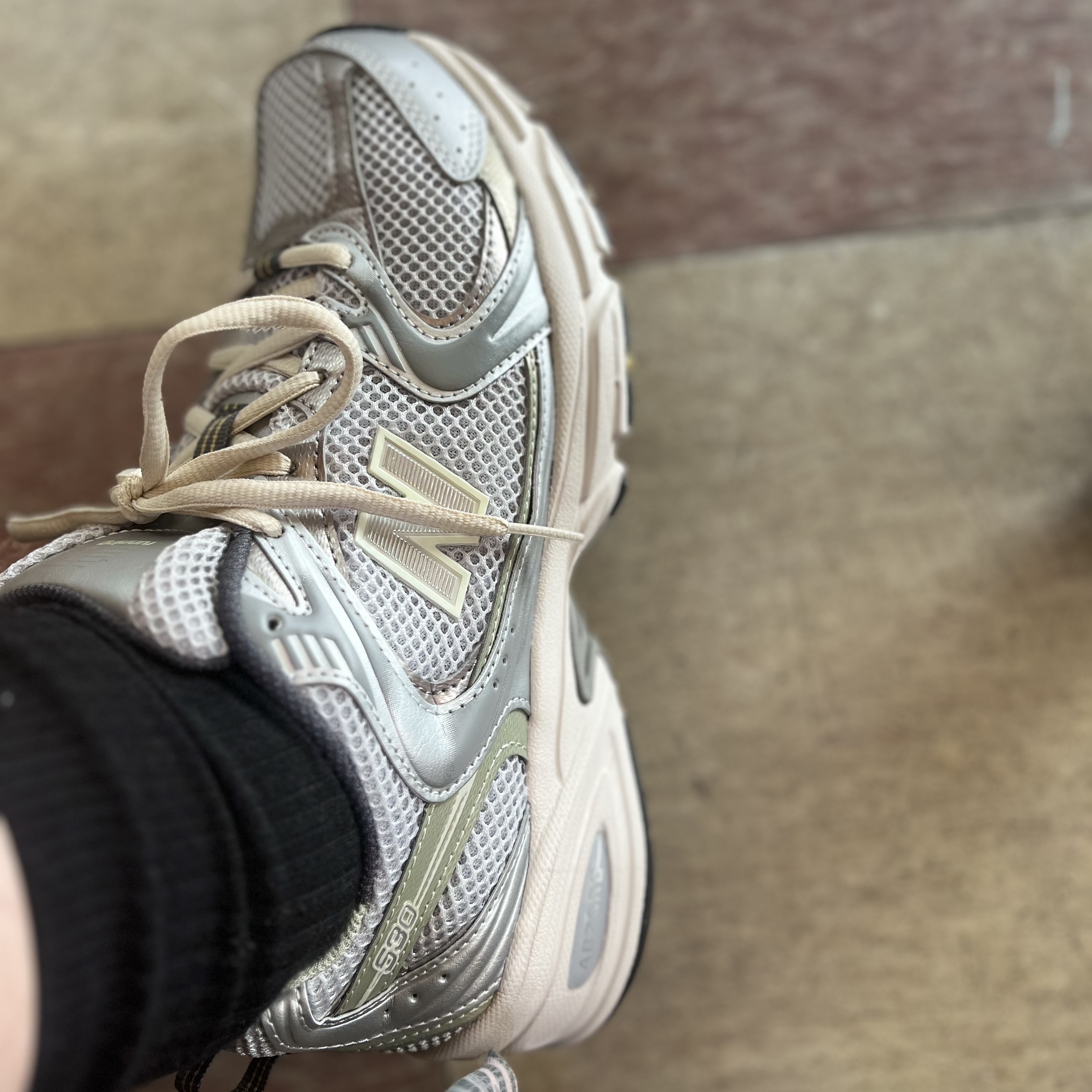 New Balance 530 Earth 착용 스타일 - 1