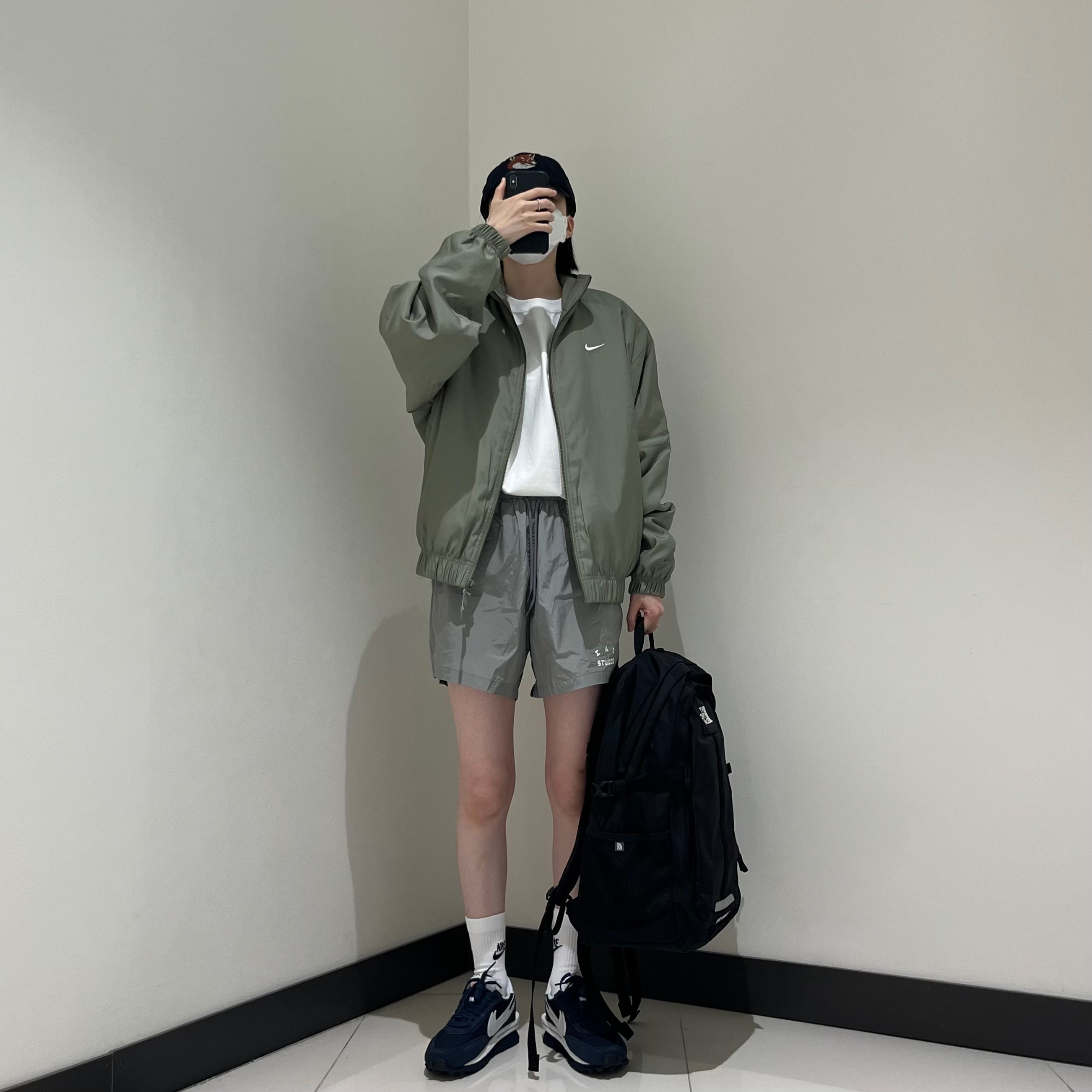 나이키 x 사카이 x 프라그먼트 LD와플 블랙큰드 블루, 나이키 NRG 솔로 스우시 사틴 봄버 자켓 라이트 아미 - 아시아 착용 스타일