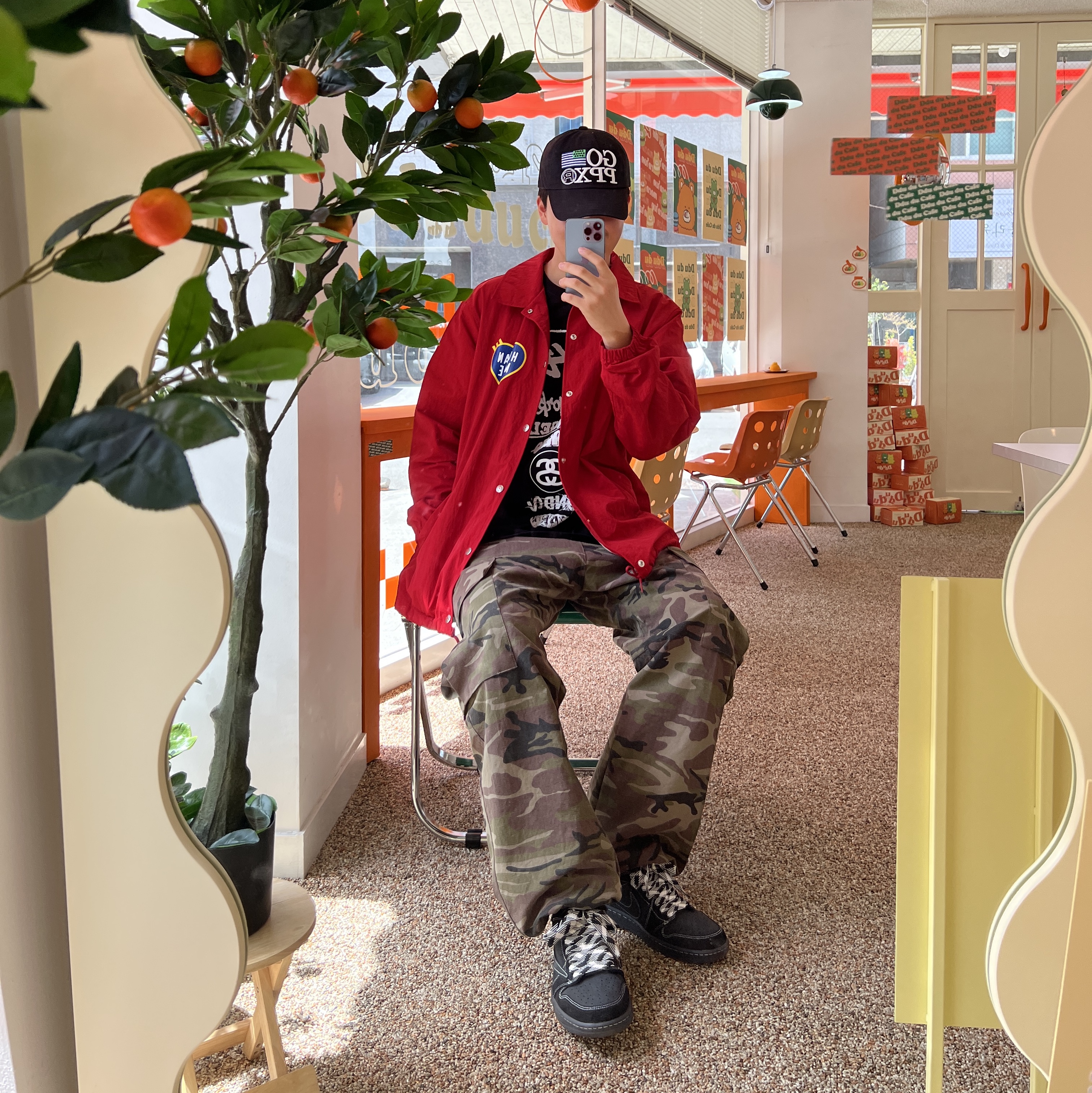 Human Made Coach Jacket Red, Jordan 1 x Travis Scott Retro Low OG SP Black Phantom 착용 스타일 - 2