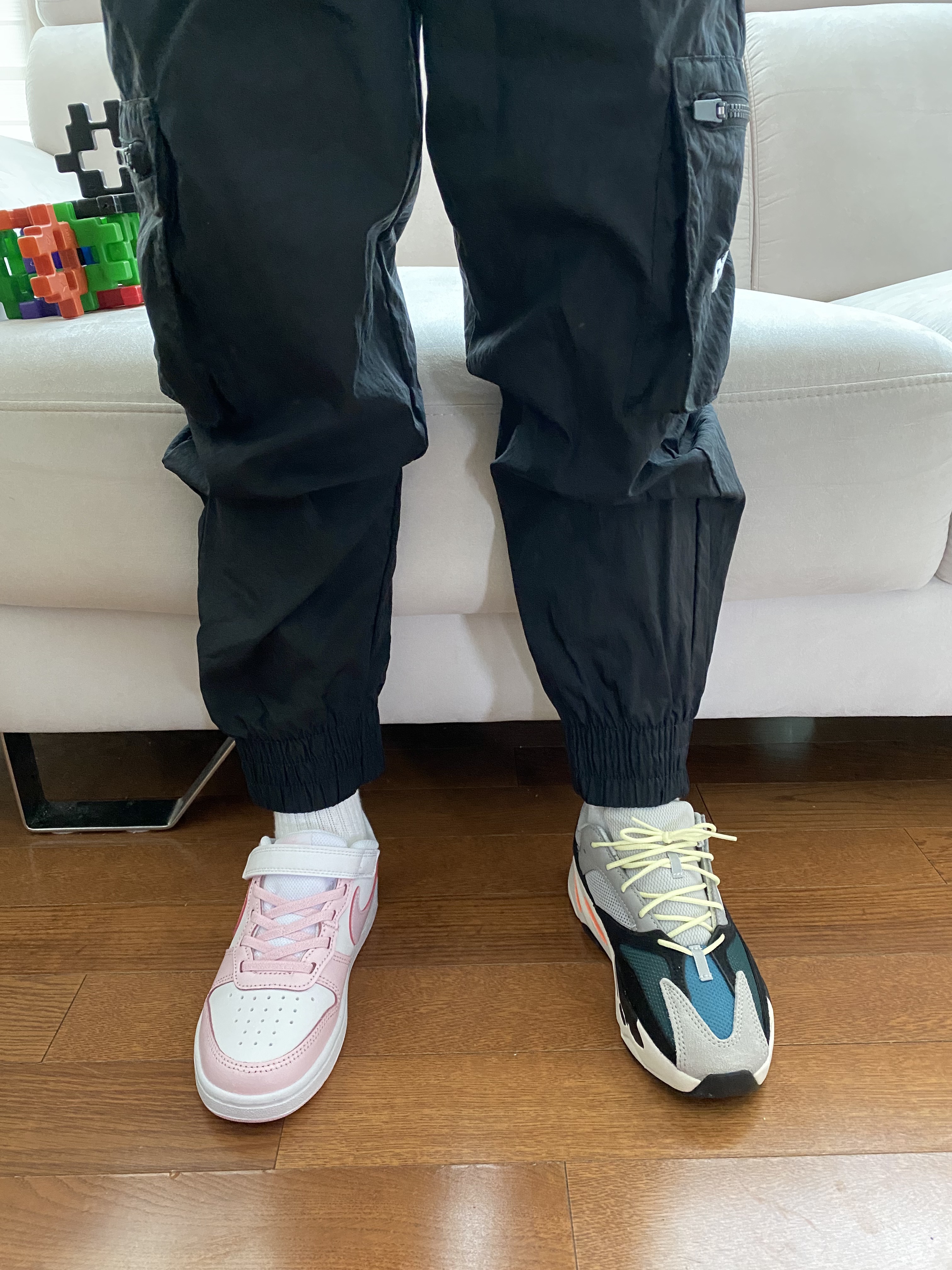 (Kids) Adidas Yeezy Boost 700 Wave Runner Solid Grey, (PS) Nike Court Borough 2 SE White Pink Foam 착용 스타일