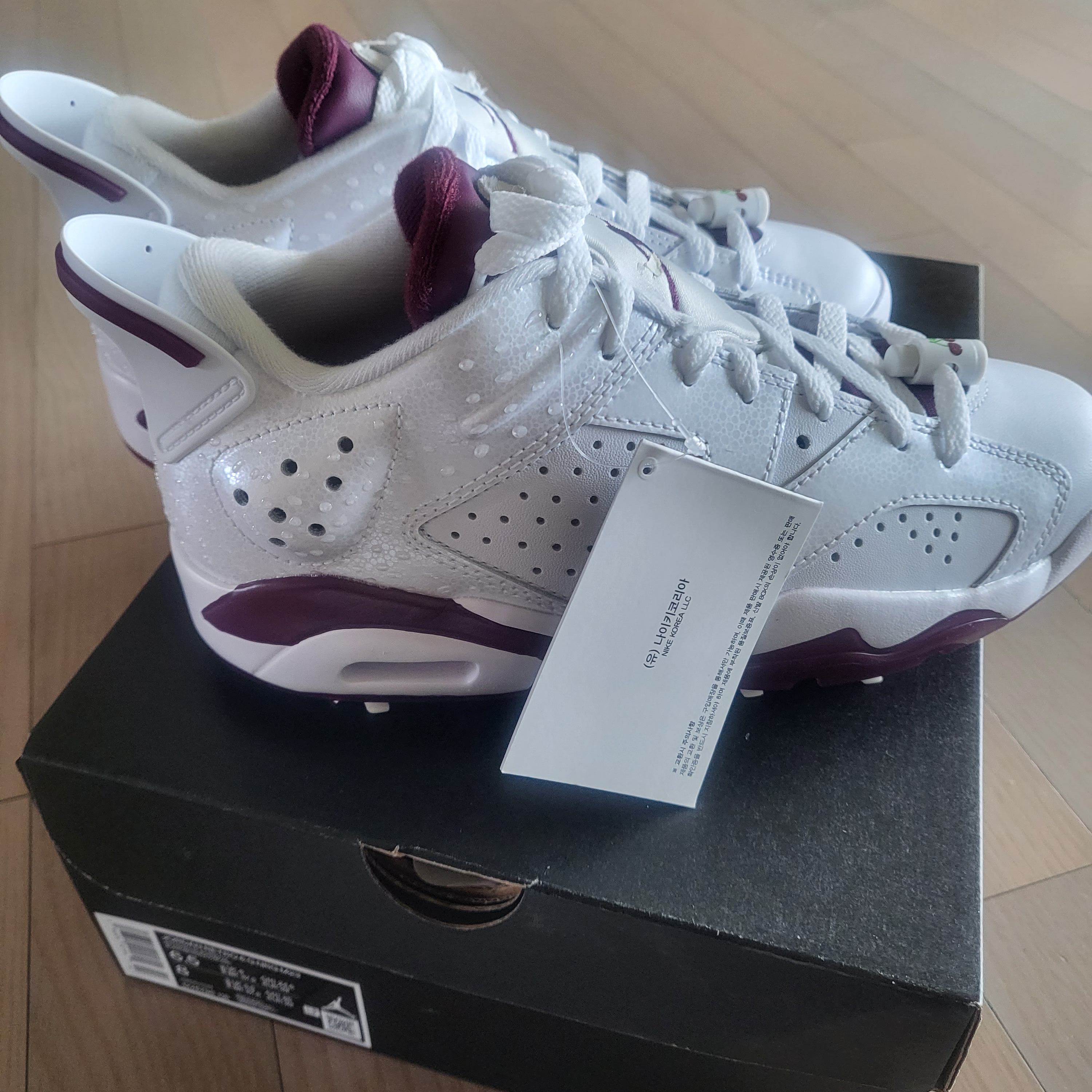 Jordan 6 Retro Low Golf White and Bordeaux 착용 스타일 - 2