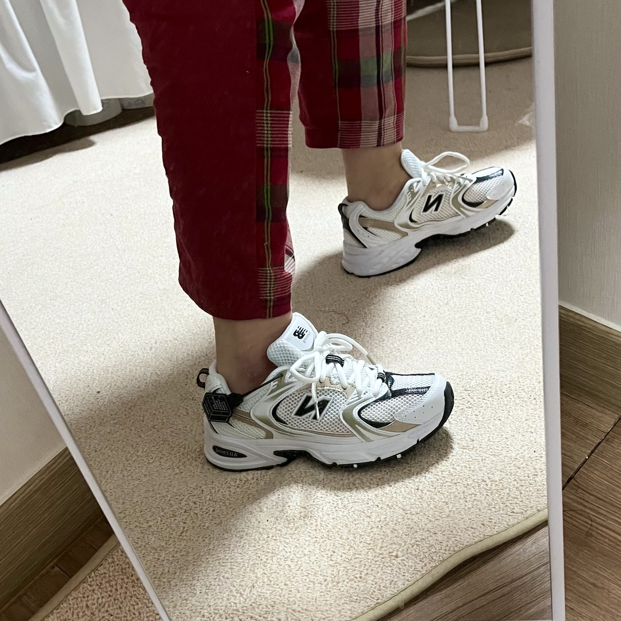 New Balance 530 Off White Gold 착용 스타일