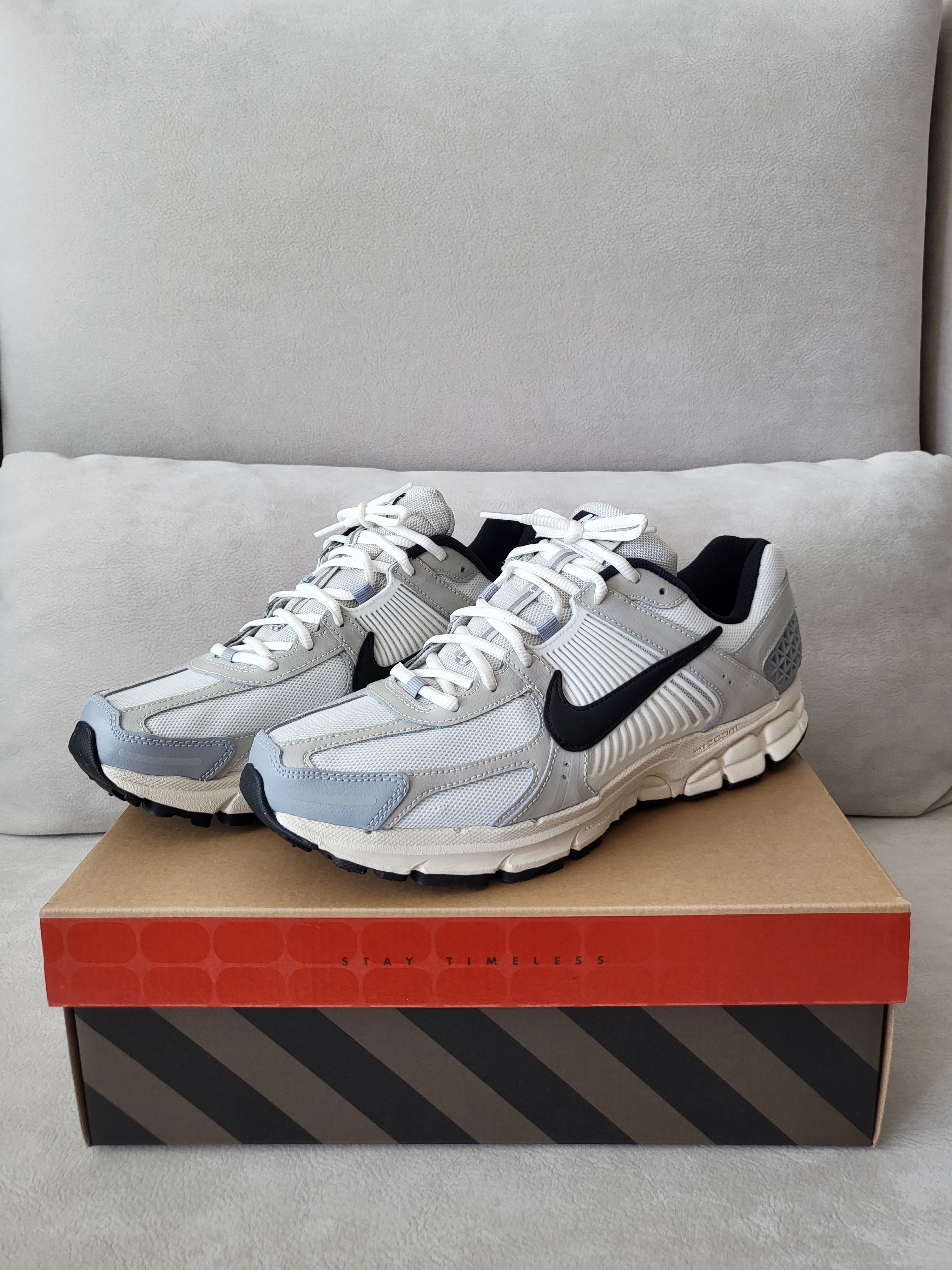 (W) Nike Zoom Vomero 5 Wolf Grey and Black 착용 스타일