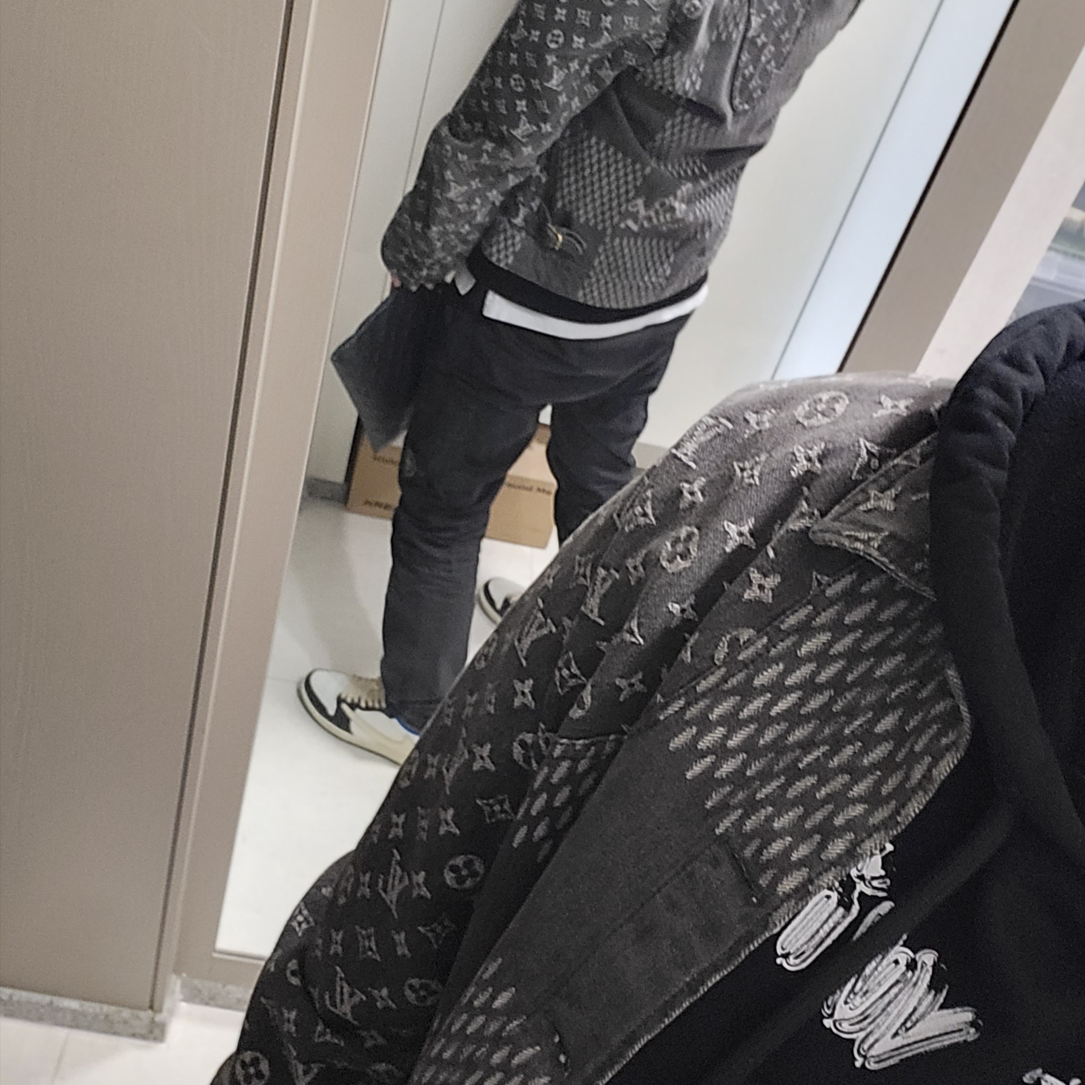 Louis Vuitton x Nigo Giant Damier Waves Monogram Denim Jacket Black, Jordan 1 x Travis Scott x Fragment Retro Low OG SP Military Blue 착용 스타일