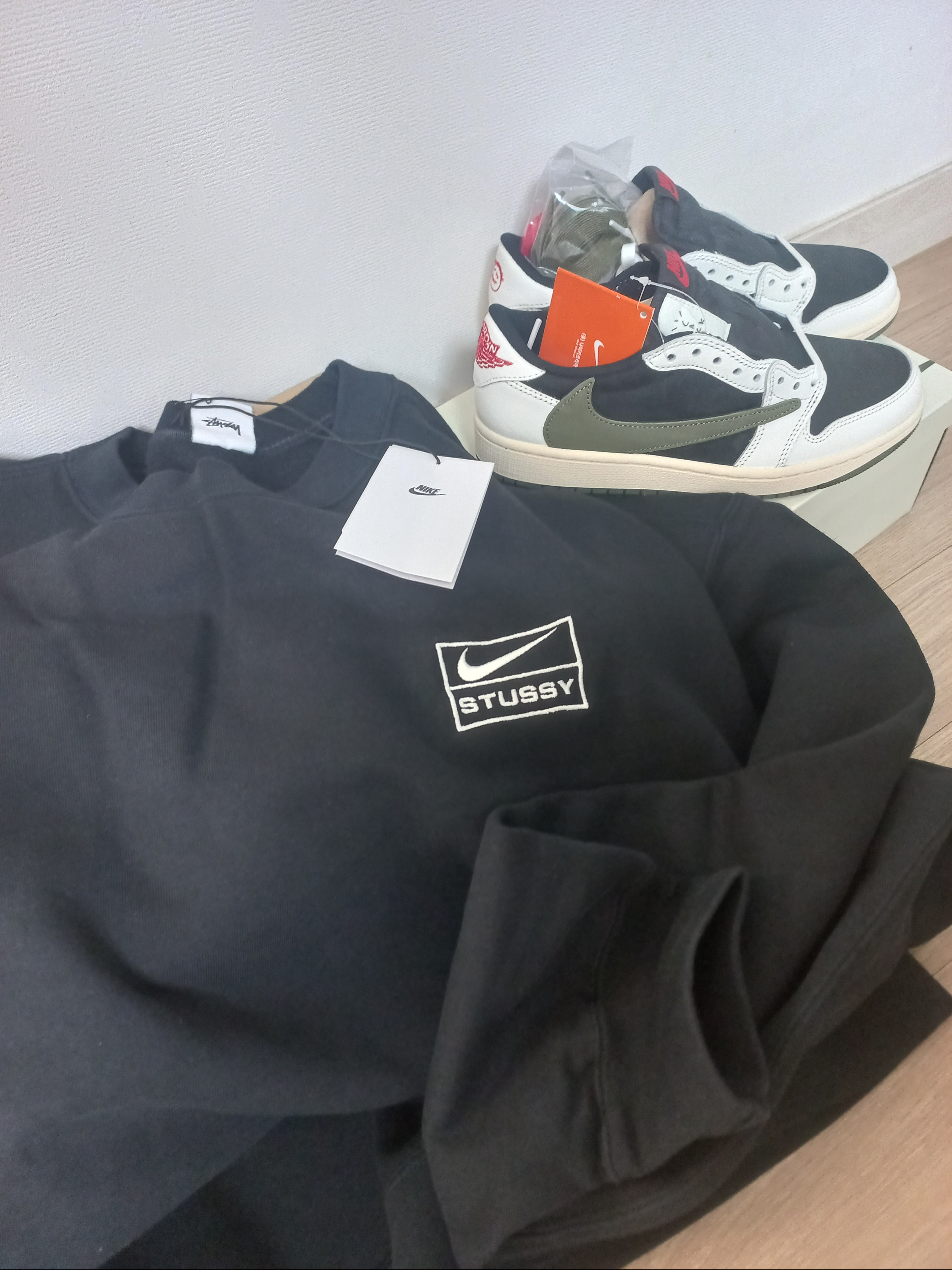 Nike x Stussy NRG Washed Fleece Crewneck Black (DO5310-010), (W) Jordan 1 x Travis Scott Retro Low OG SP Medium Olive 착용 스타일