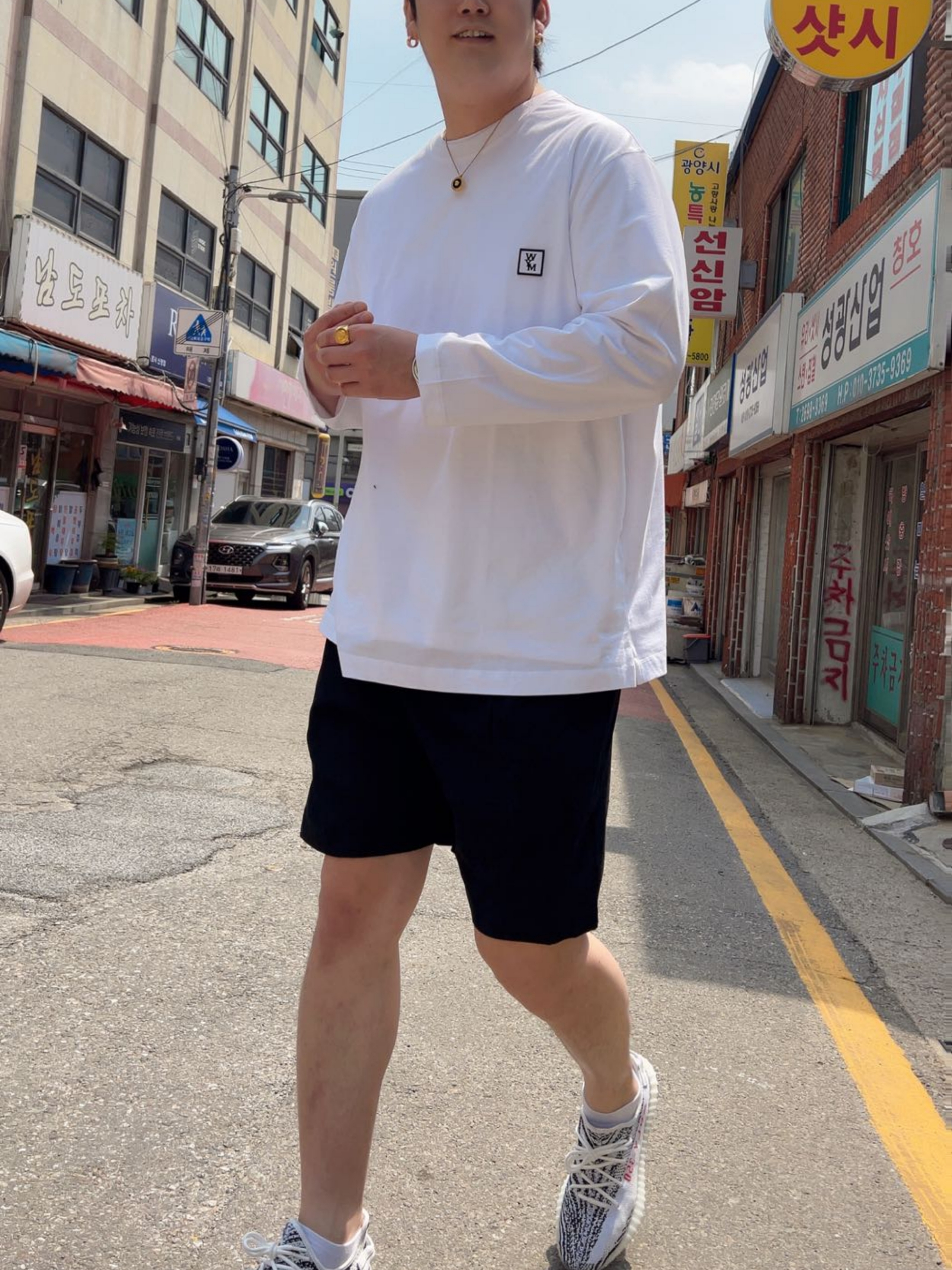 Wooyoungmi Cotton Long Sleeve Back Logo T-Shirt White - 22FW, Adidas Yeezy Boost 350 V2 Zebra 2017/2019/2020 착용 스타일 - 3