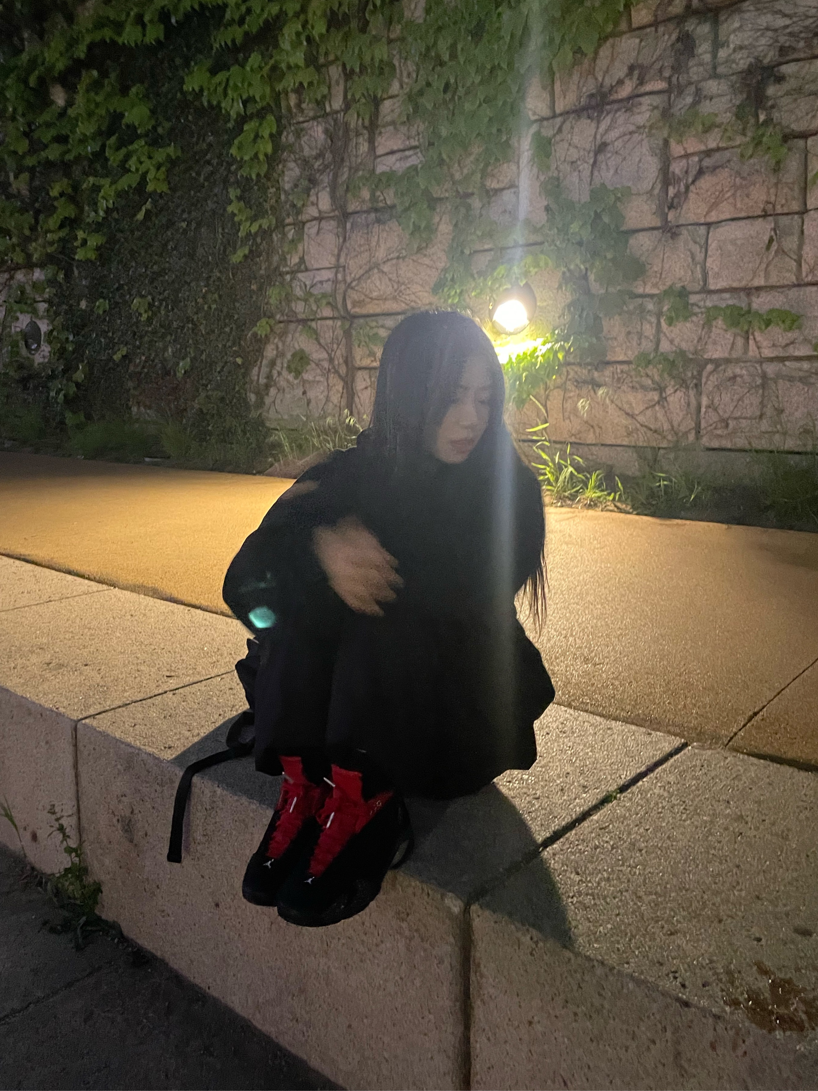 (W) 조던 14 레트로 로우 레드 립스틱, 슈프림 스몰 메신저백 블랙 - 22SS 착용 스타일 - 4