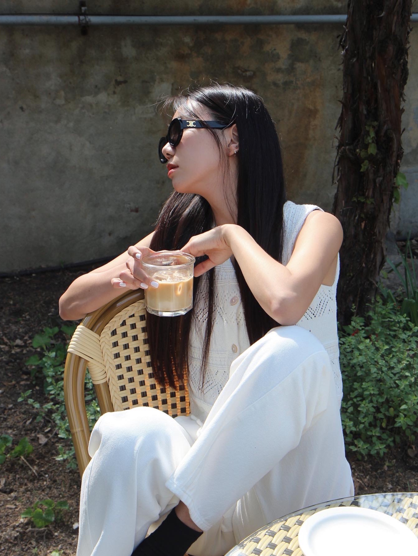 (W) Celine Triomphe 01 Sunglasses in Acetate Black 착용 스타일 - 1