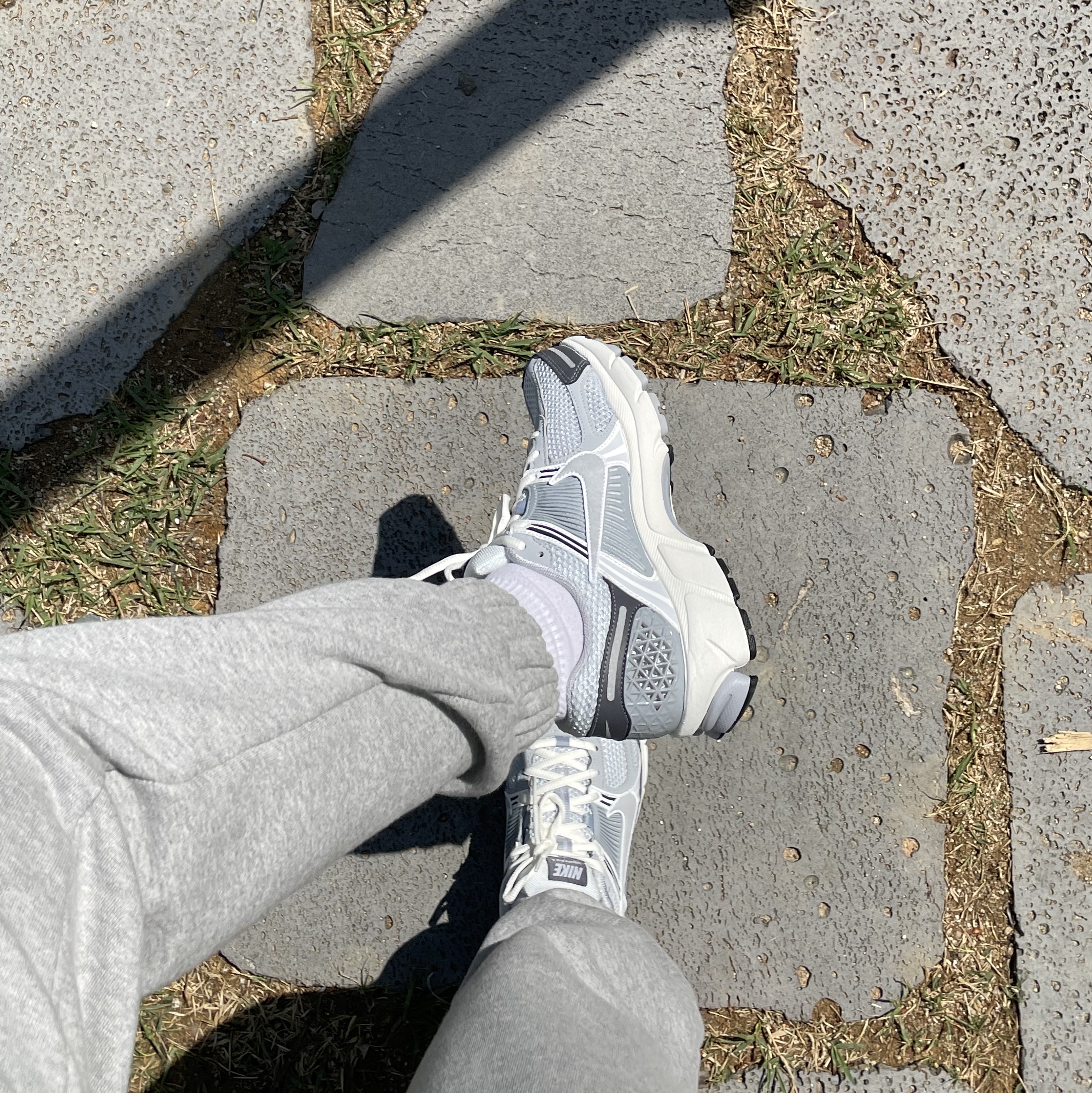 (W) Nike Zoom Vomero 5 Pure Platinum Metallic Silver 착용 스타일 - 3