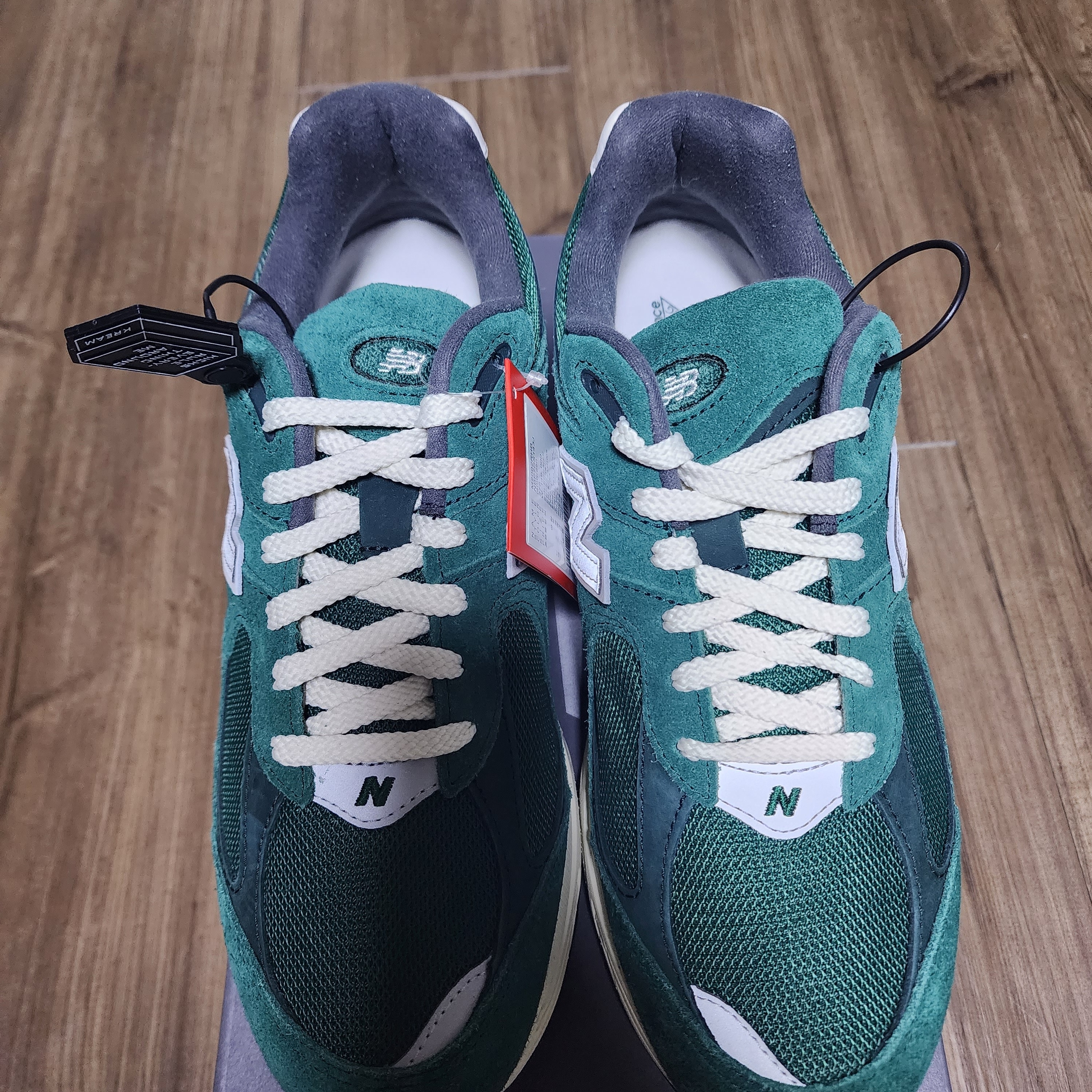 New Balance 2002R Nightwatch Green 착용 스타일 - 5