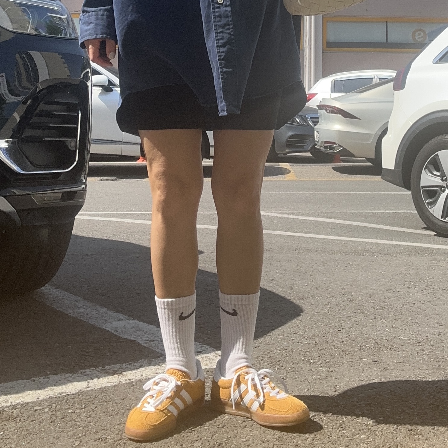 (W) Adidas Gazelle Indoor Orange Peel Cloud White 착용 스타일