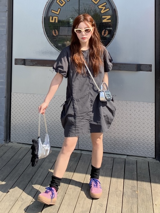 Diesel 1DR Mini Bag in Mirrored Leather Silver, Open Yy Black Rabbit Keychain Black 착용 스타일