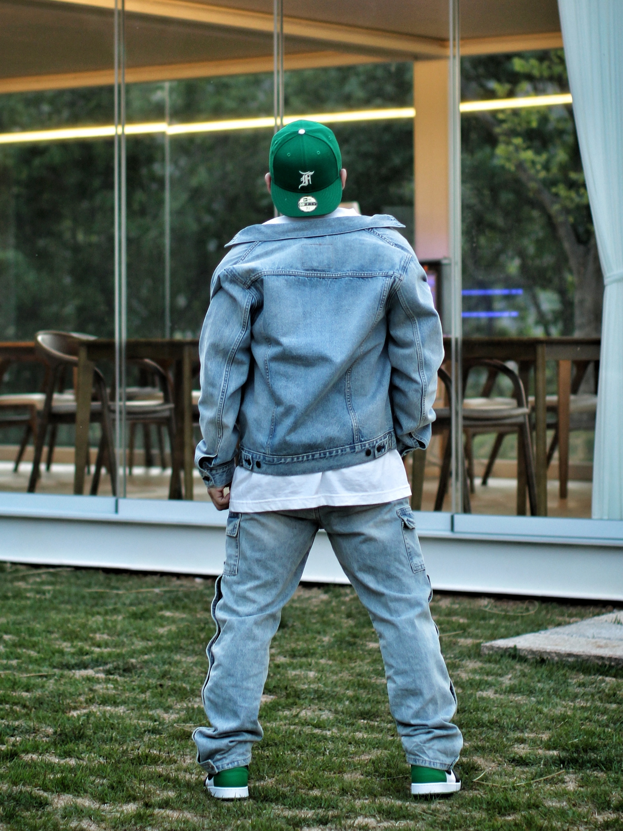 Essentials x New Era Sized Cap Kelly Green, Jordan 1 Retro High OG Black and Lucky Green 착용 스타일 - 3