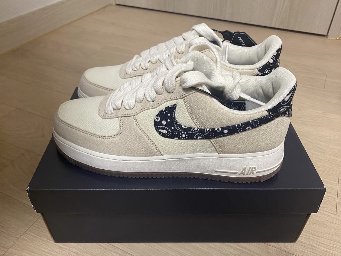 Nike Air Force 1 '07 LV8 Paisley Swoosh 착용 스타일