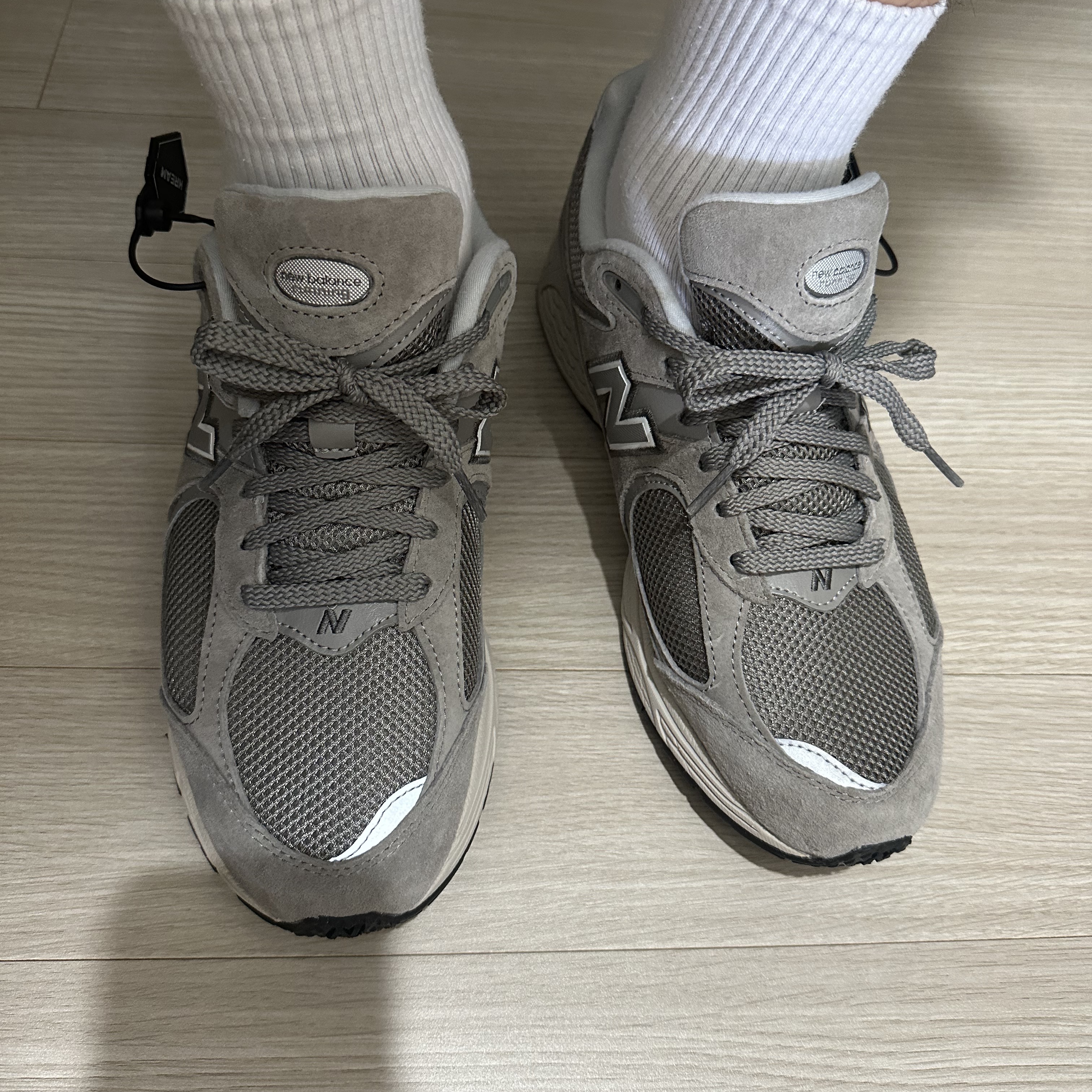 New Balance 2002R Grey 착용 스타일 - 1