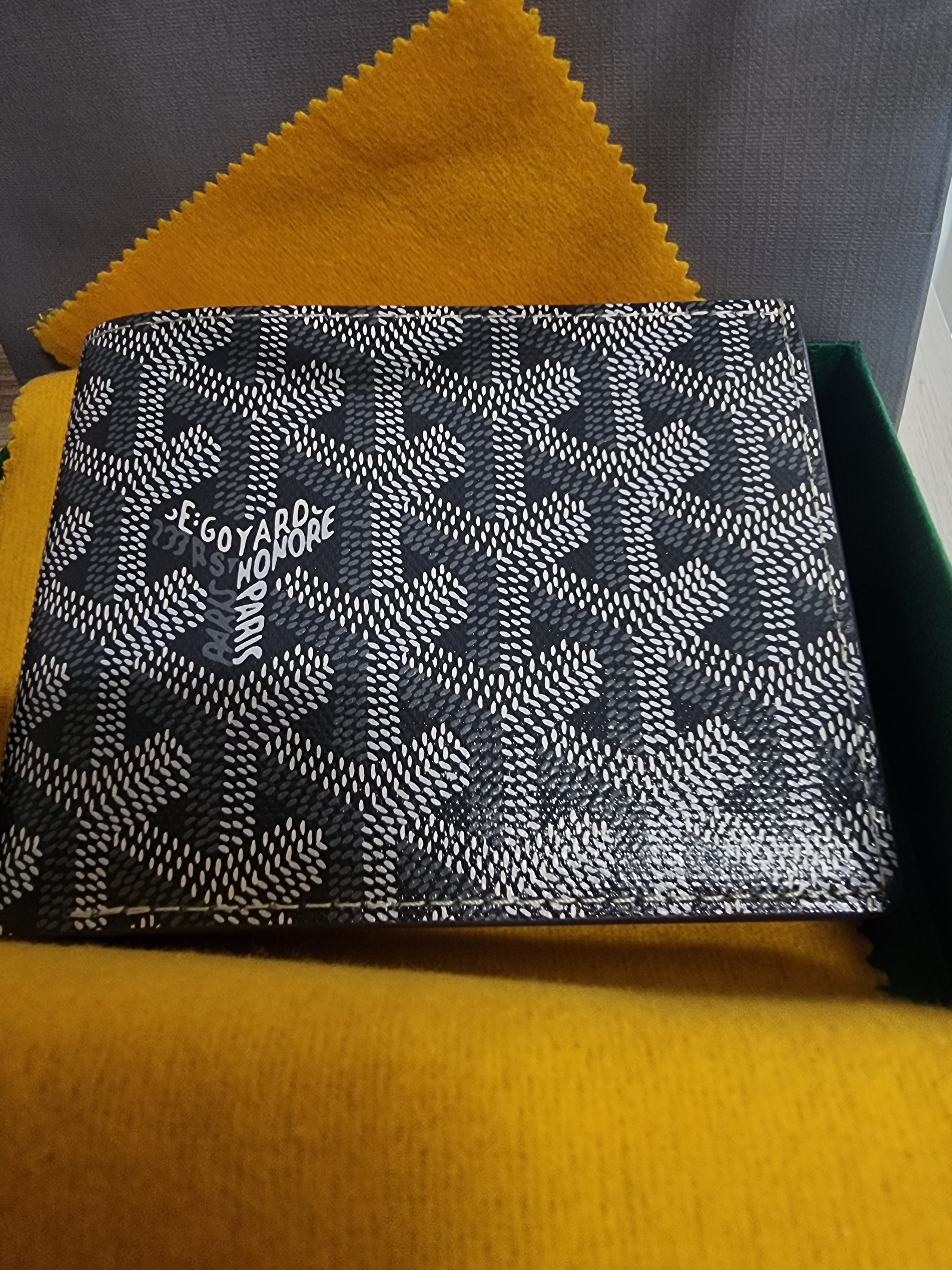 Goyard Victoire Wallet Grey 착용 스타일