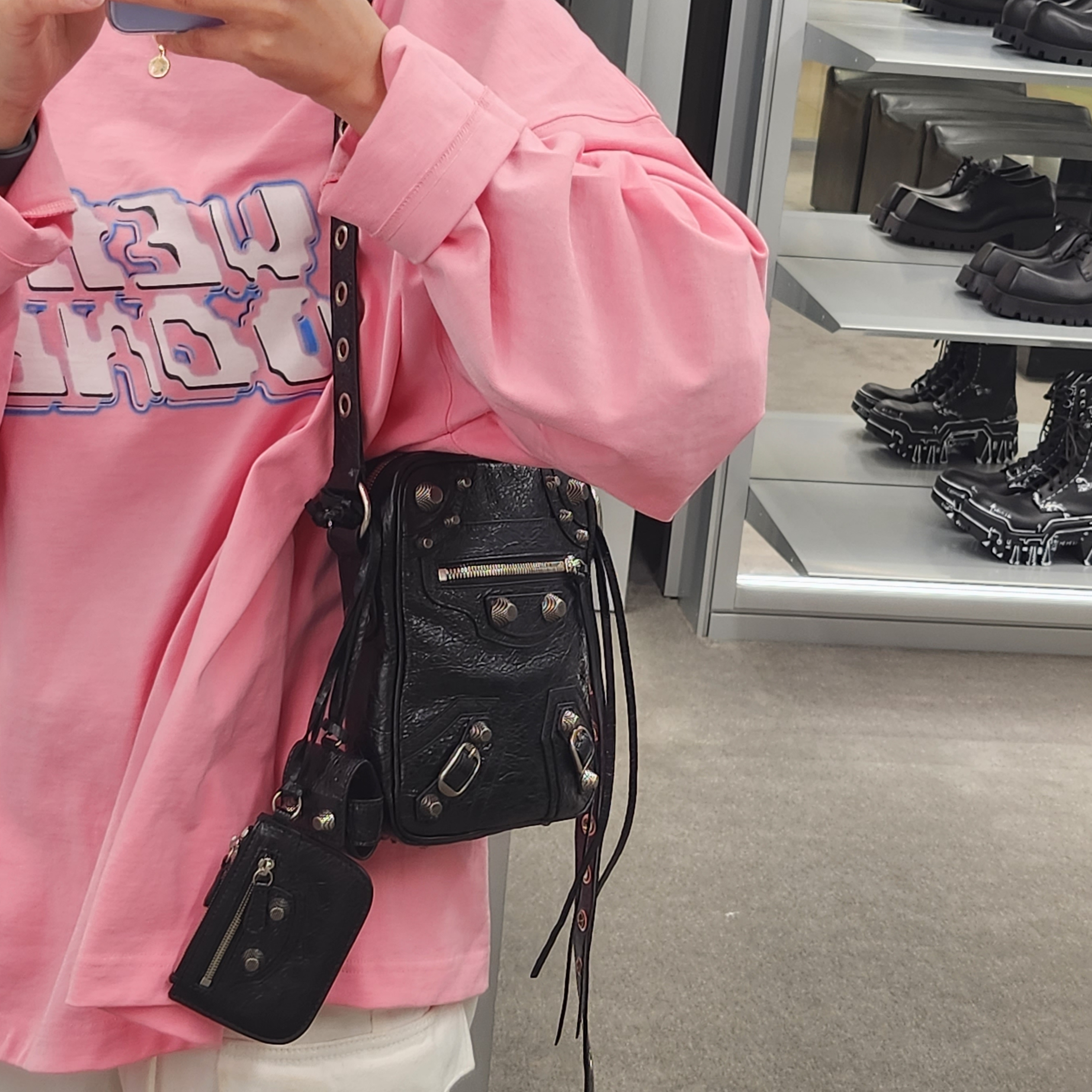 Balenciaga Arena Lambskin Aged Silver Hardware Le Cagole Crossbody Bag Black 착용 스타일