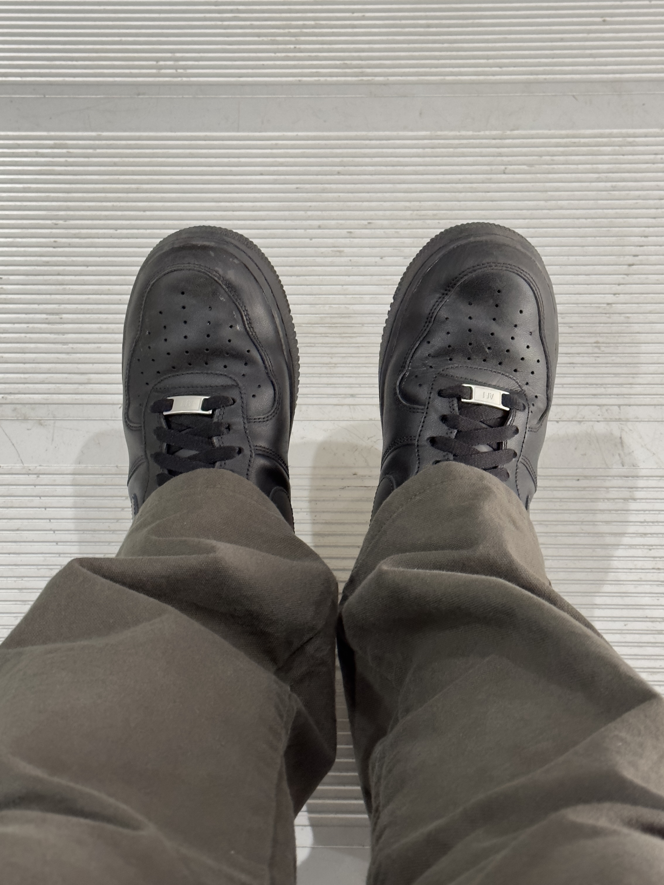 Nike Air Force 1 '07 Low Triple Black 착용 스타일 - 1