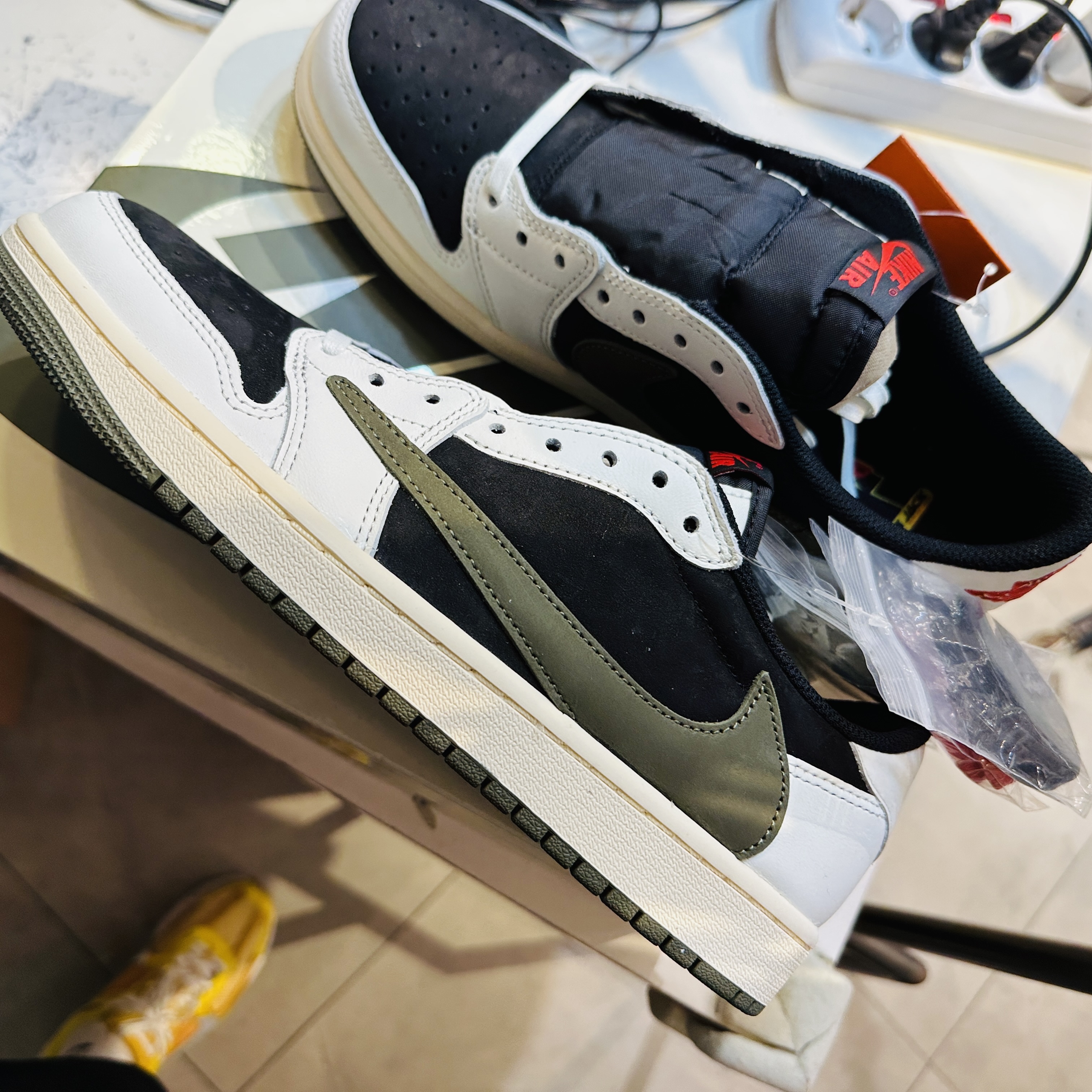 (W) Jordan 1 x Travis Scott Retro Low OG SP Medium Olive 착용 스타일 - 3