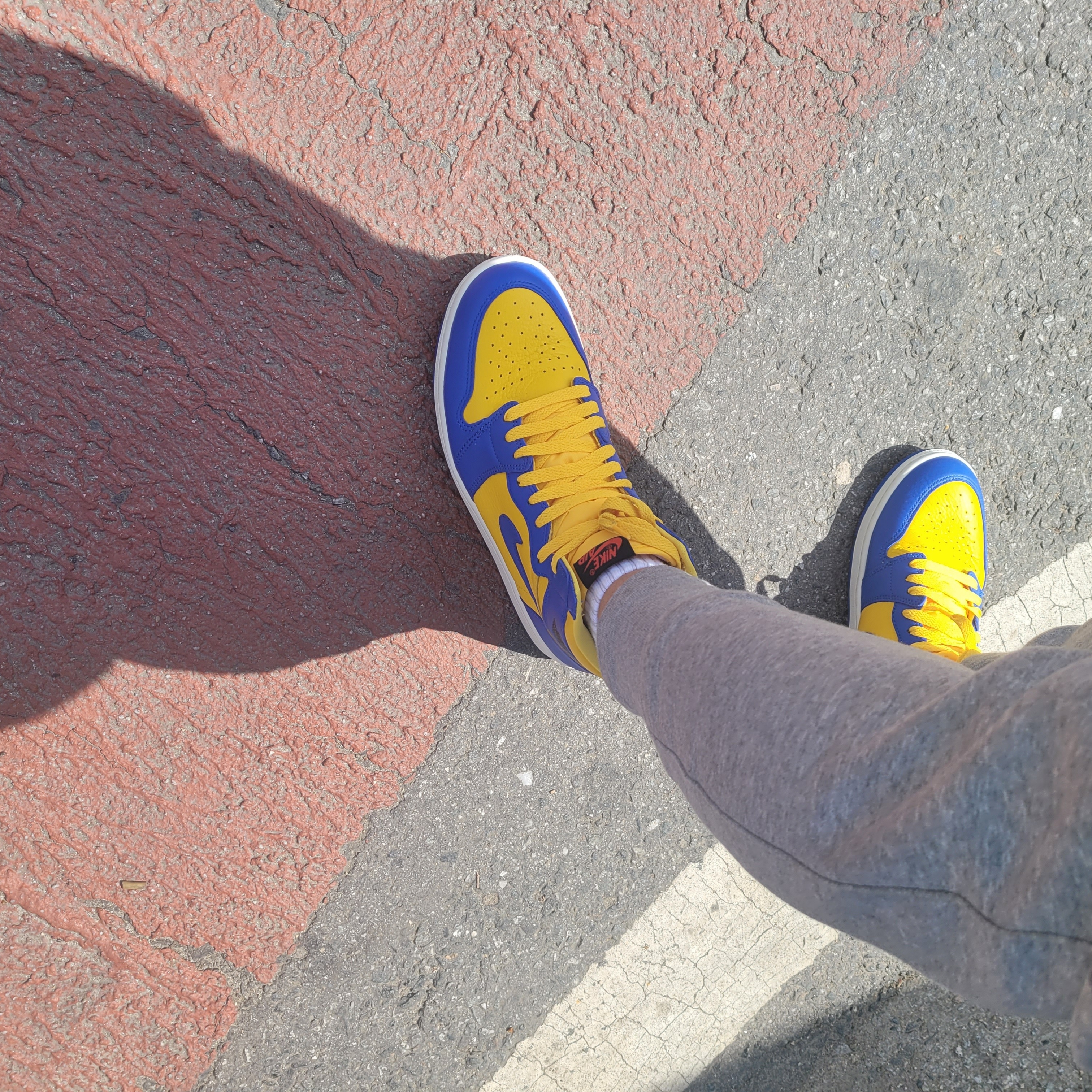 (W) Jordan 1 Retro High OG Game Royal and Varsity Maize 착용 스타일 - 1