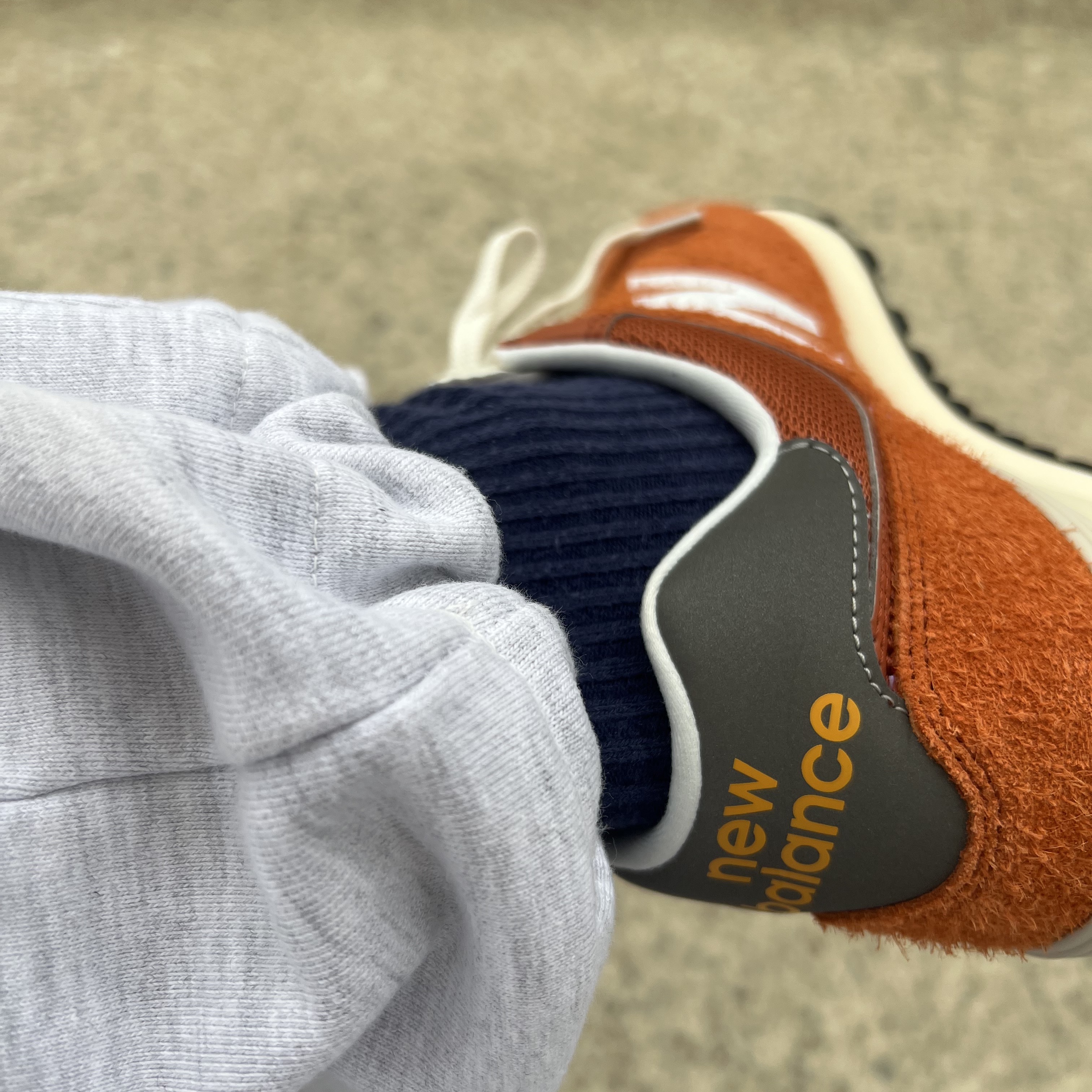 New Balance 574 Heritage Orange Burst White 착용 스타일 - 3