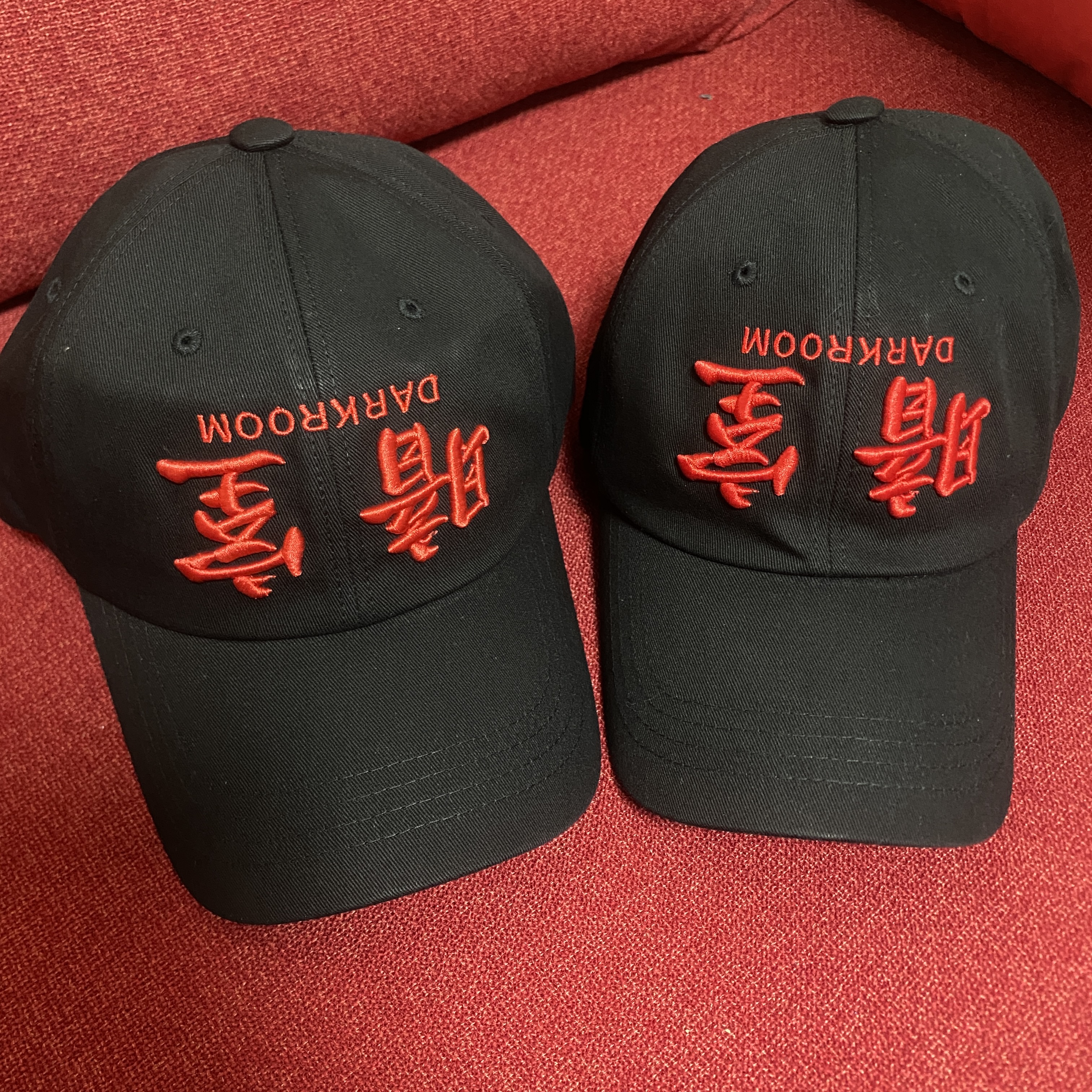 Darkr8m Studio Upside Down Red Logo Cap 착용 스타일