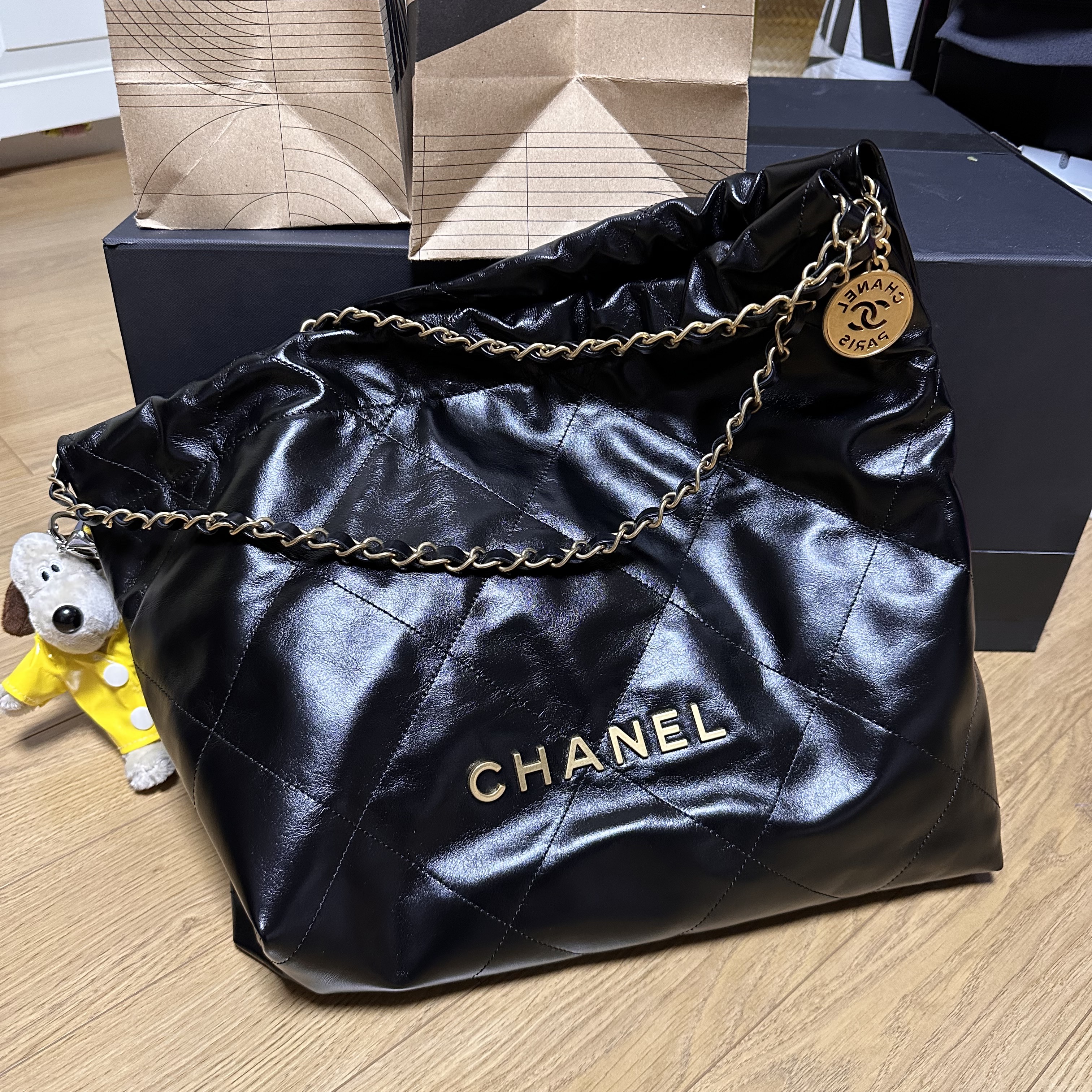 Chanel 22 Medium Handbag Shiny Calfskin & Gold Black 착용 스타일