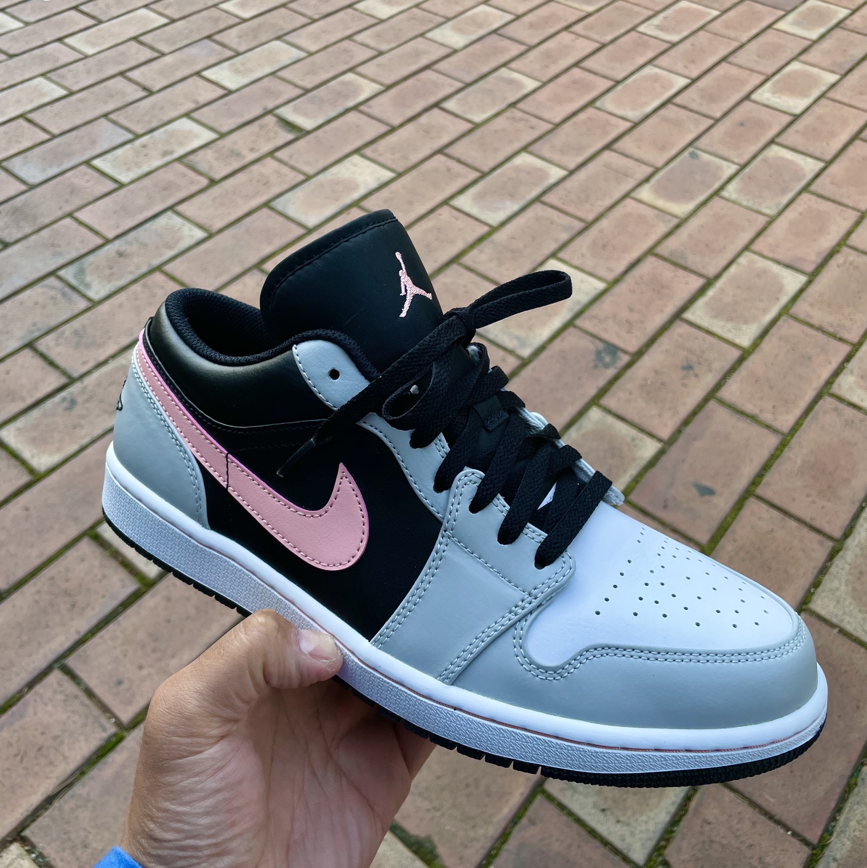 Jordan 1 Low Grey Fog Black Bleached Coral 착용 스타일 - 3