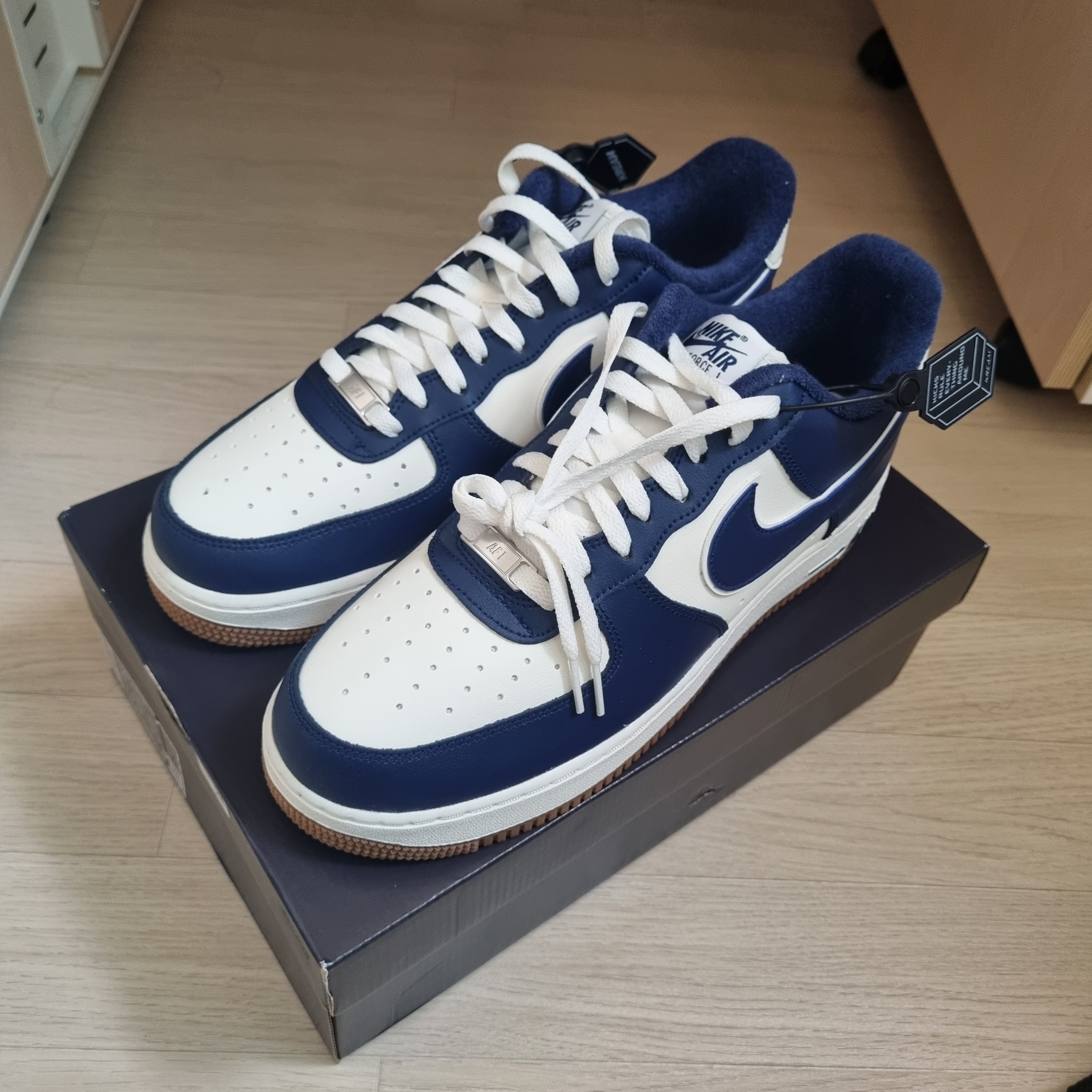 Nike Air Force 1 '07 LV8 Midnight Navy 착용 스타일