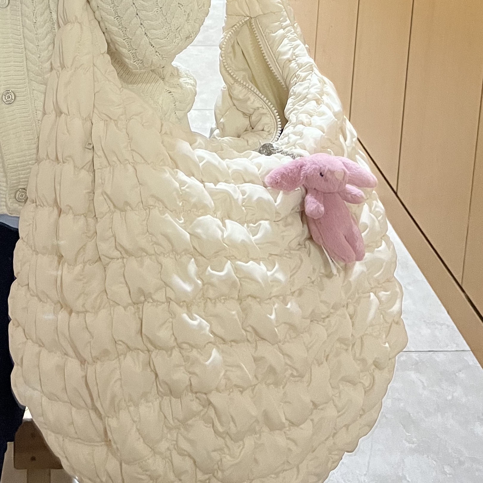 Jellycat Bashful Bunny Bag Charm Tulip, COS Quilted Oversized Shoulder Bag Off White Light Beige 착용 스타일