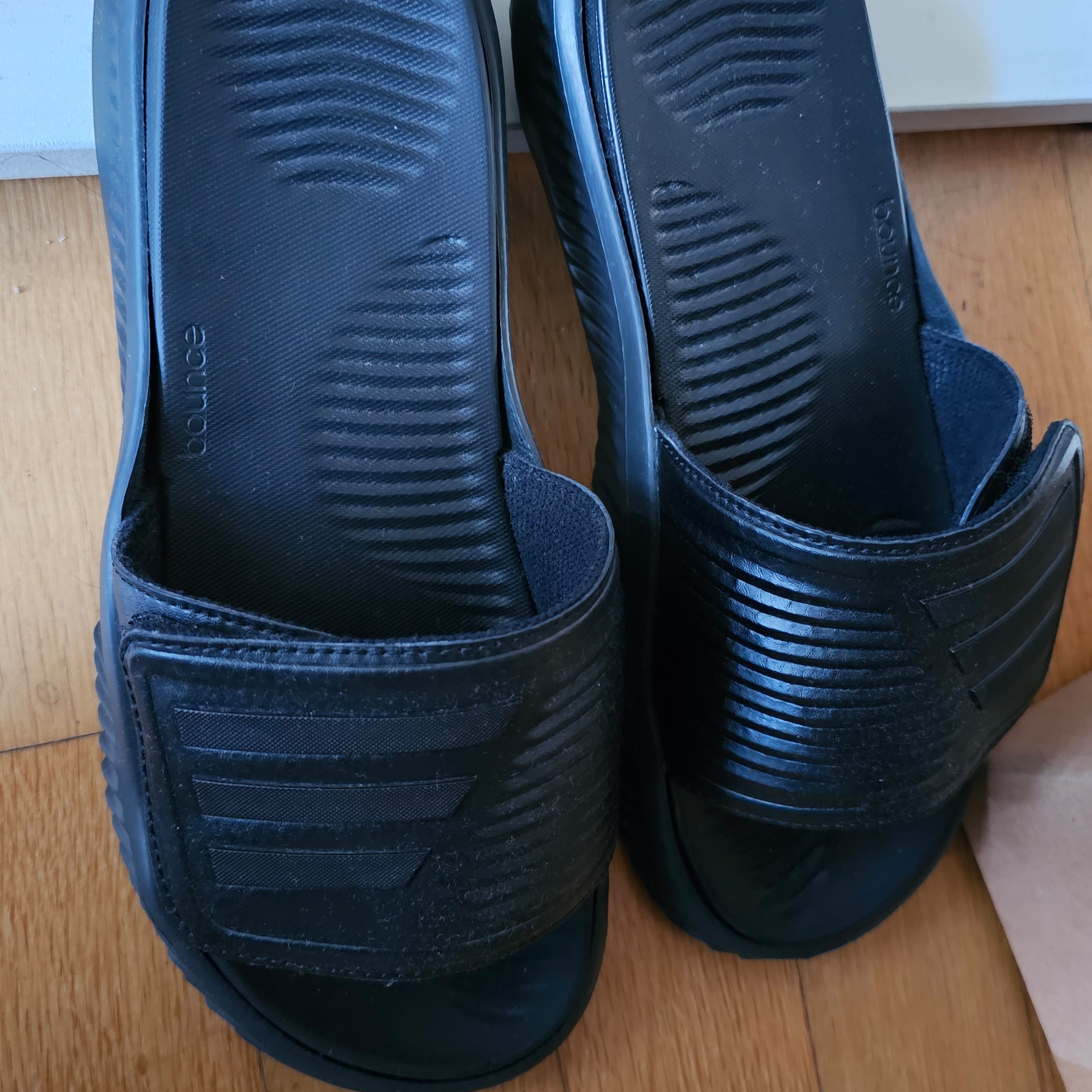 Adidas Alphabounce Slide Core Black 착용 스타일