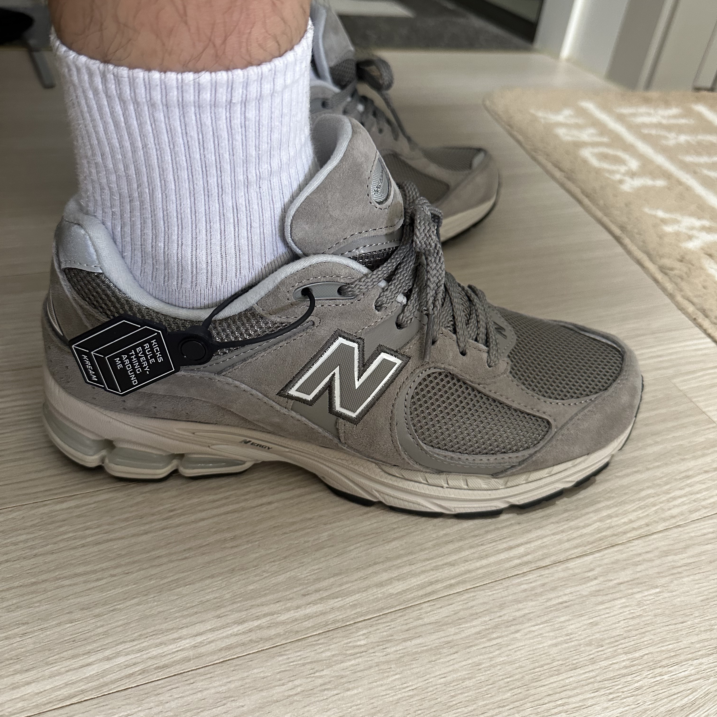 New Balance 2002R Grey 착용 스타일 - 2