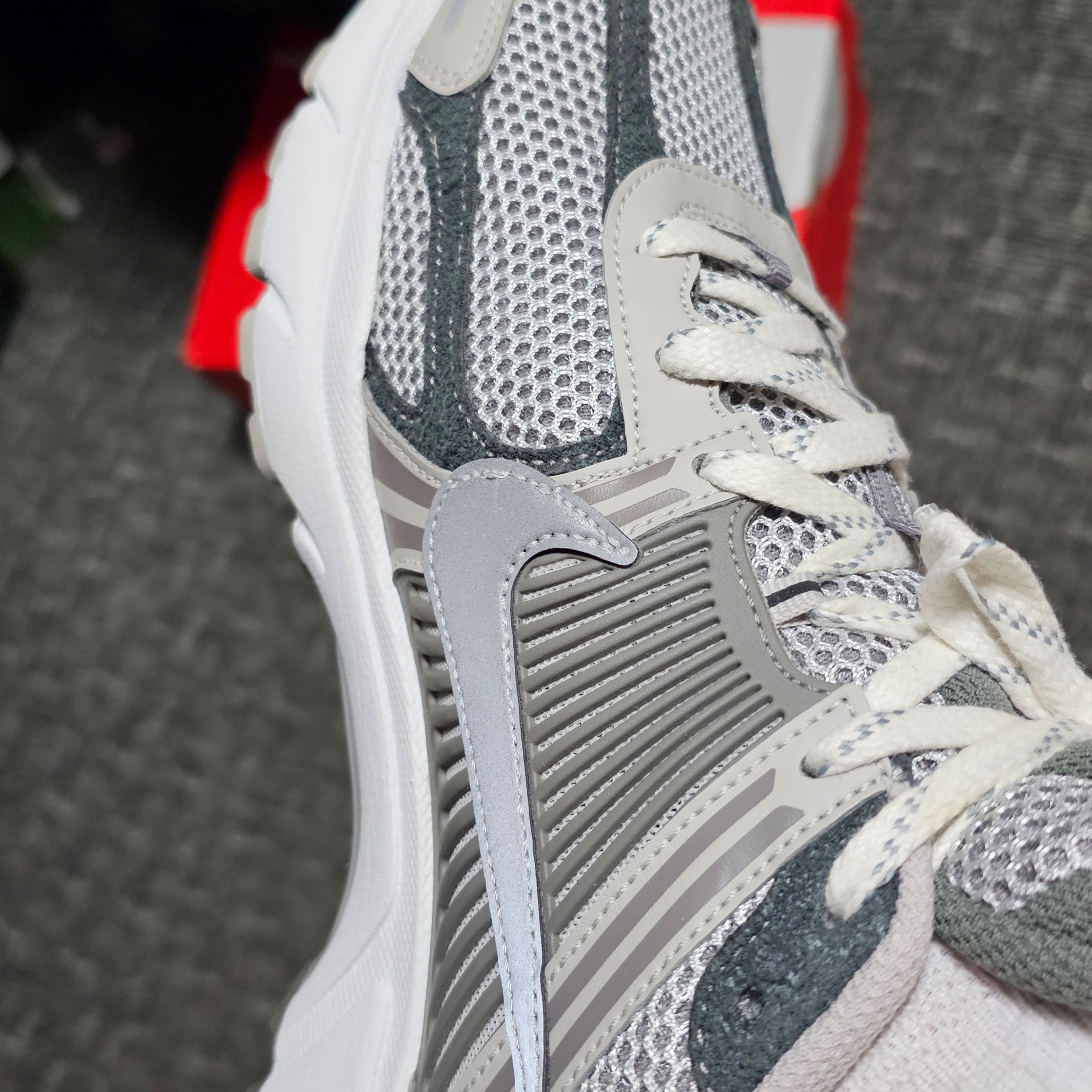 Nike Zoom Vomero 5 PRM Light Iron Ore and Flat Fewter 착용 스타일 - 2