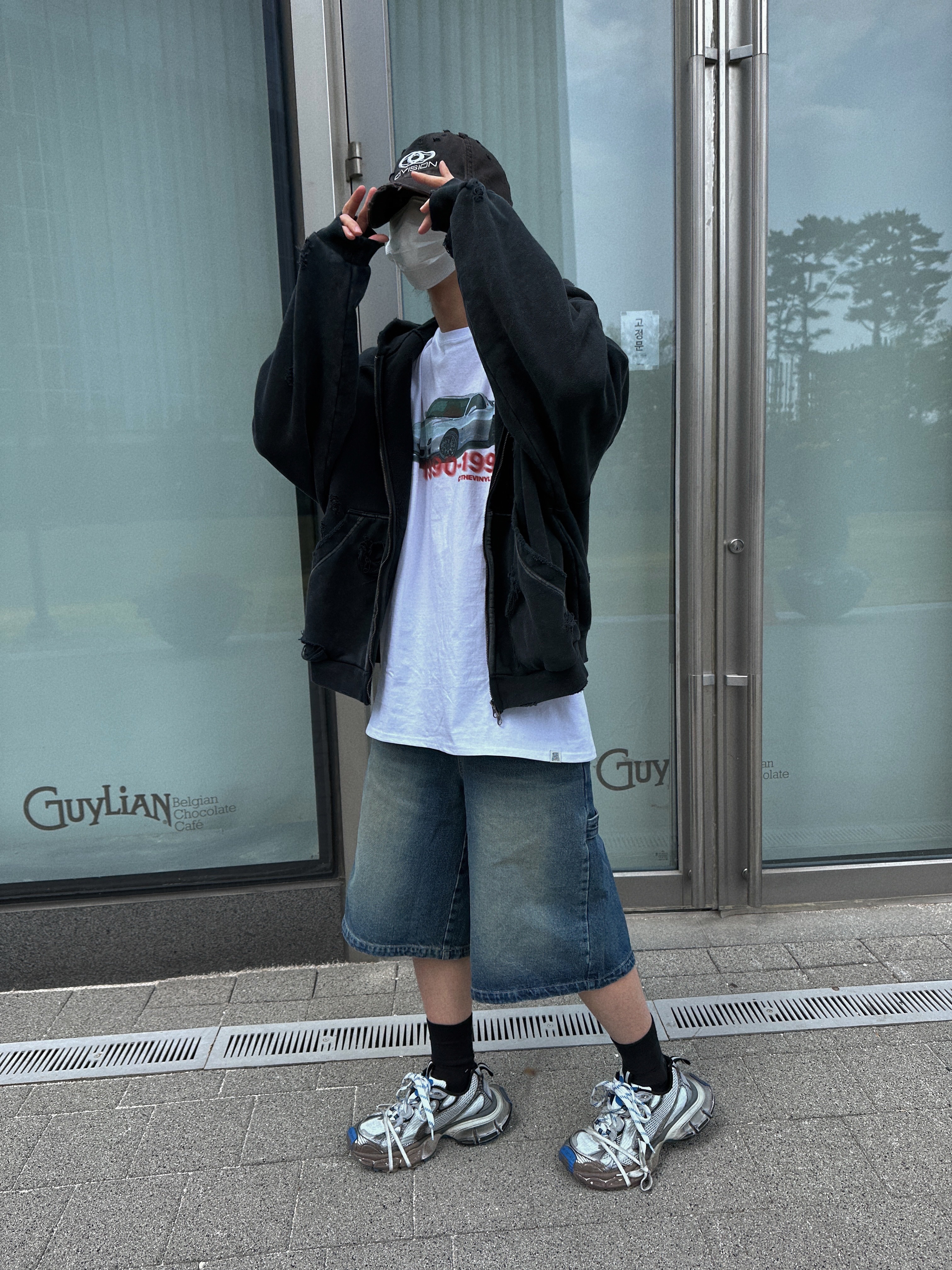 Nonnod x Shinsegae Distressed Zip-Up Hoodie Washed Black, Balenciaga 3XL Sneakers Worn Out Grey White Blue 착용 스타일 - 5