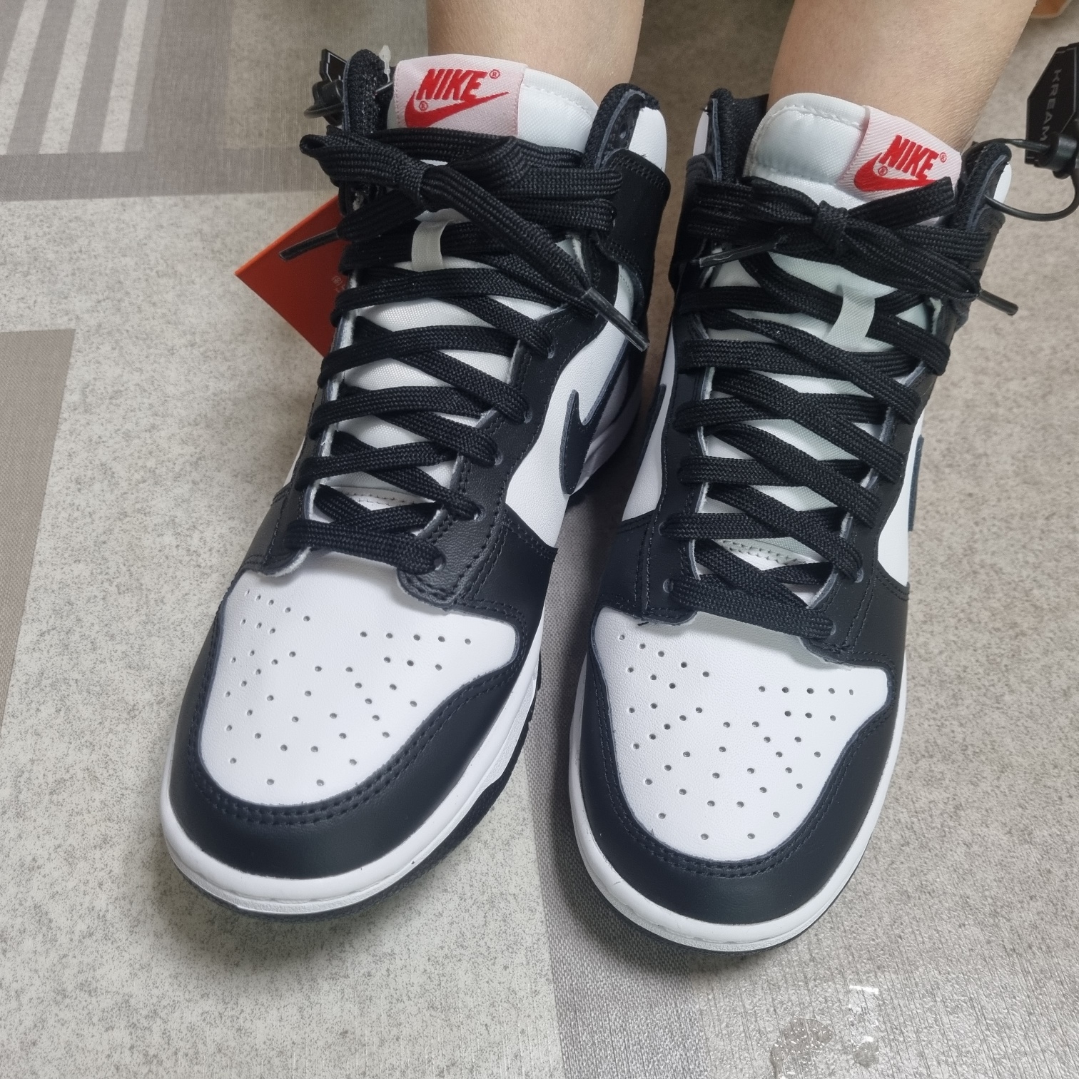 (W) Nike Dunk High Black and White 착용 스타일 - 1