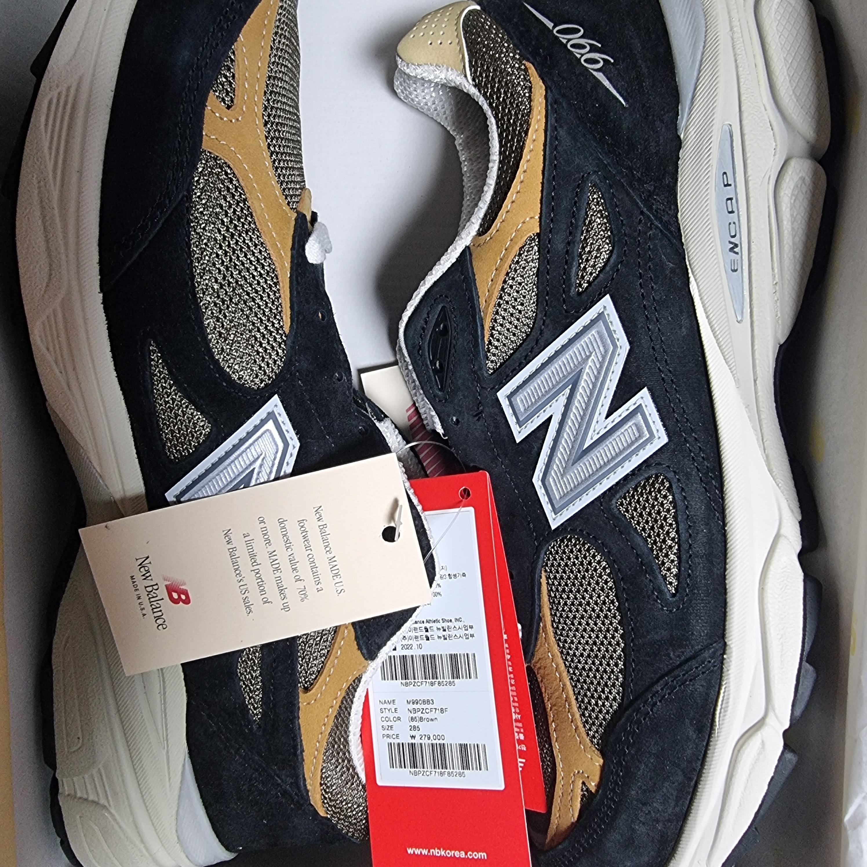 New Balance 990v3 Made in USA Black Tan 착용 스타일 - 1