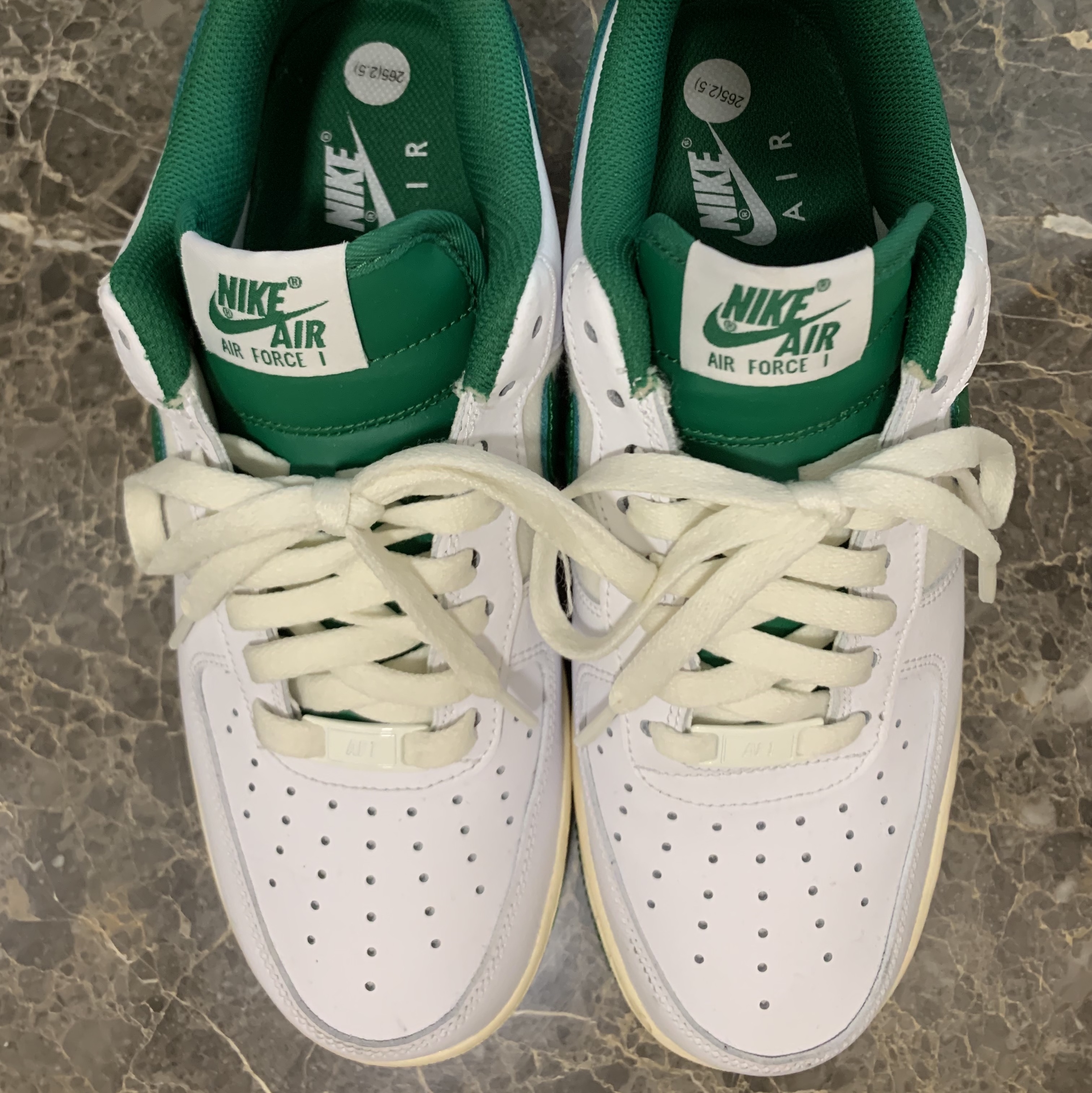 Nike Air Force 1 '07 LV8 Varsity White Pine Green 착용 스타일