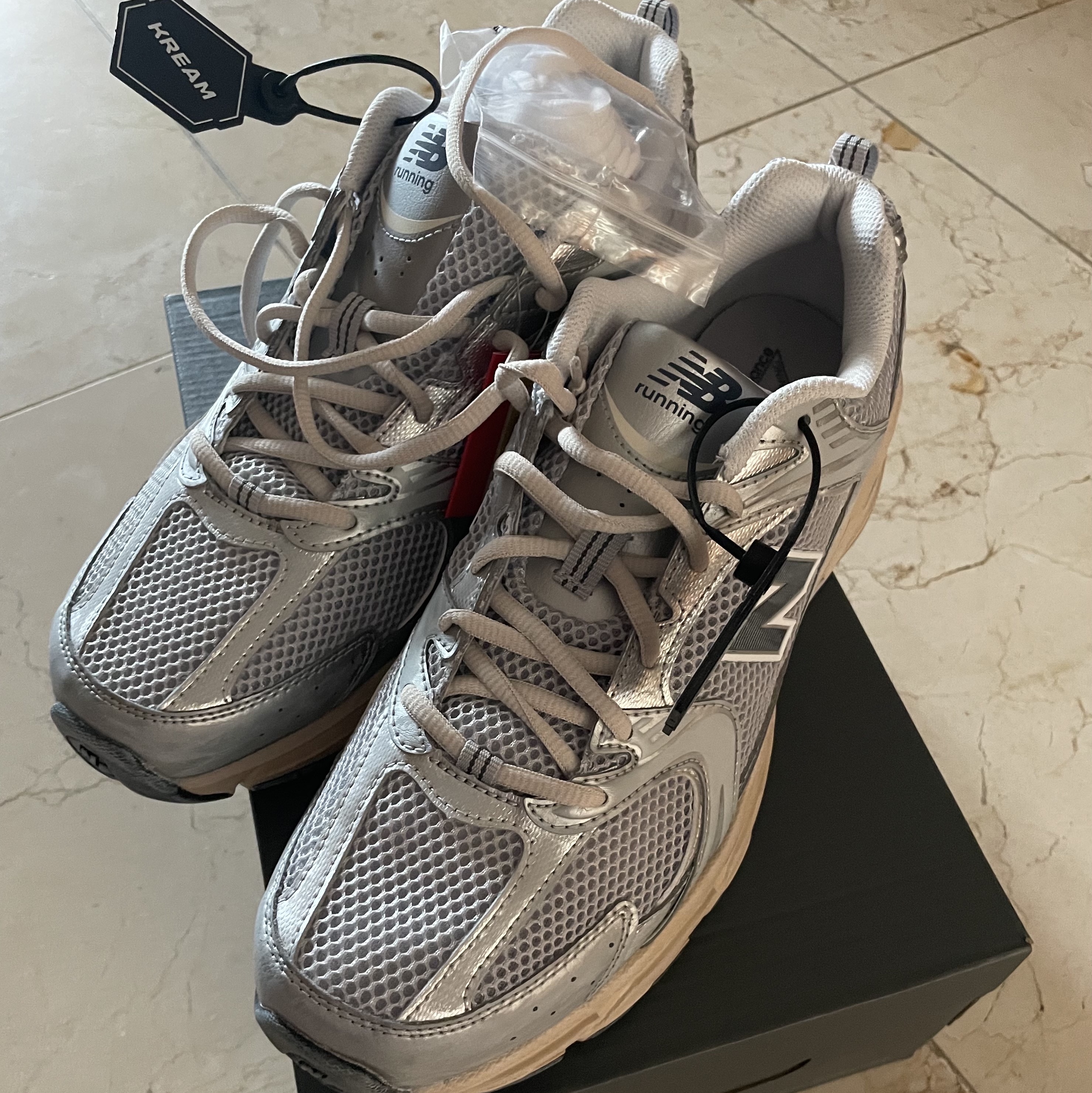 New Balance 530 Vintage Metallic Silver 착용 스타일