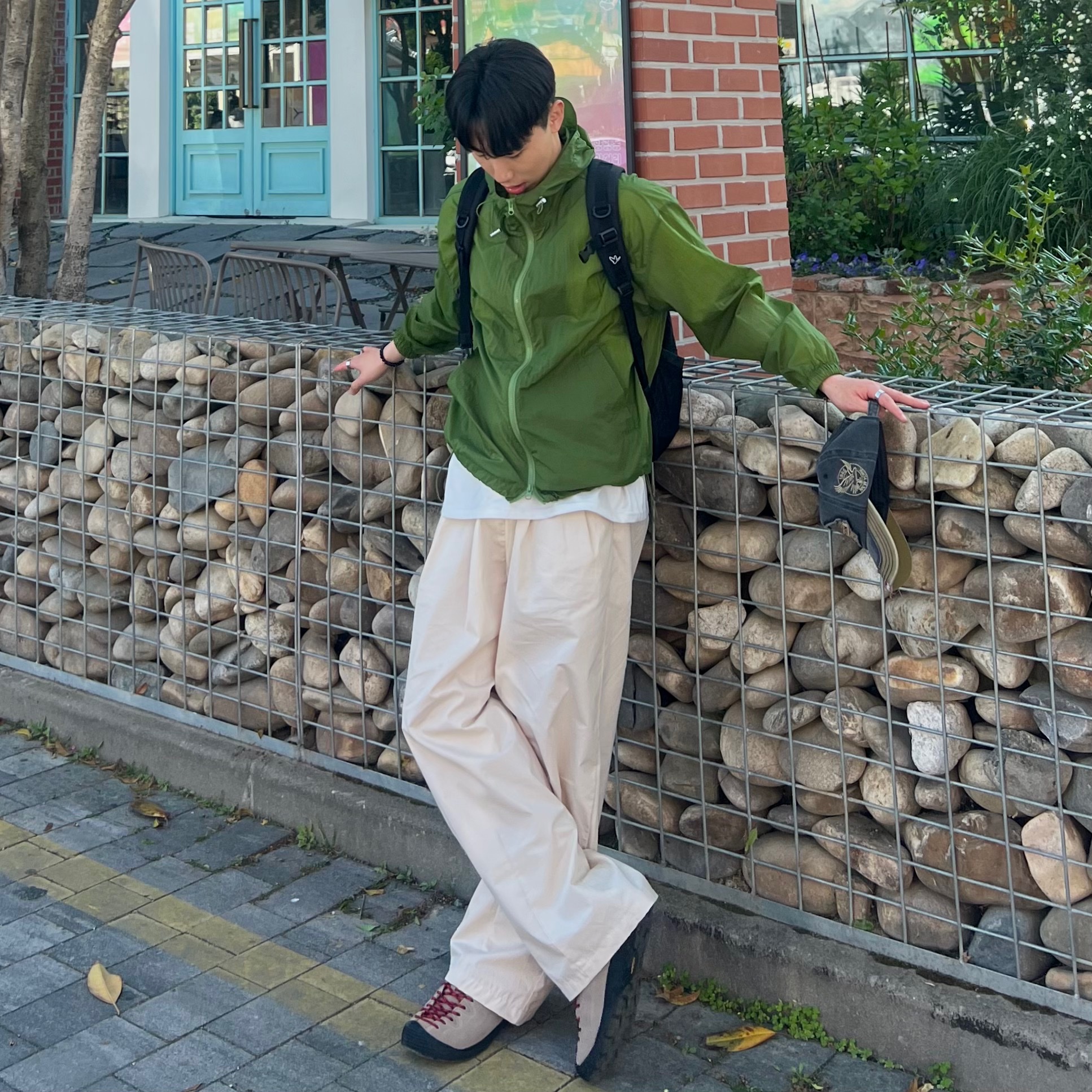 킨 재스퍼 스웨이드 스니커즈 실버 밍크 착용 스타일 - 1