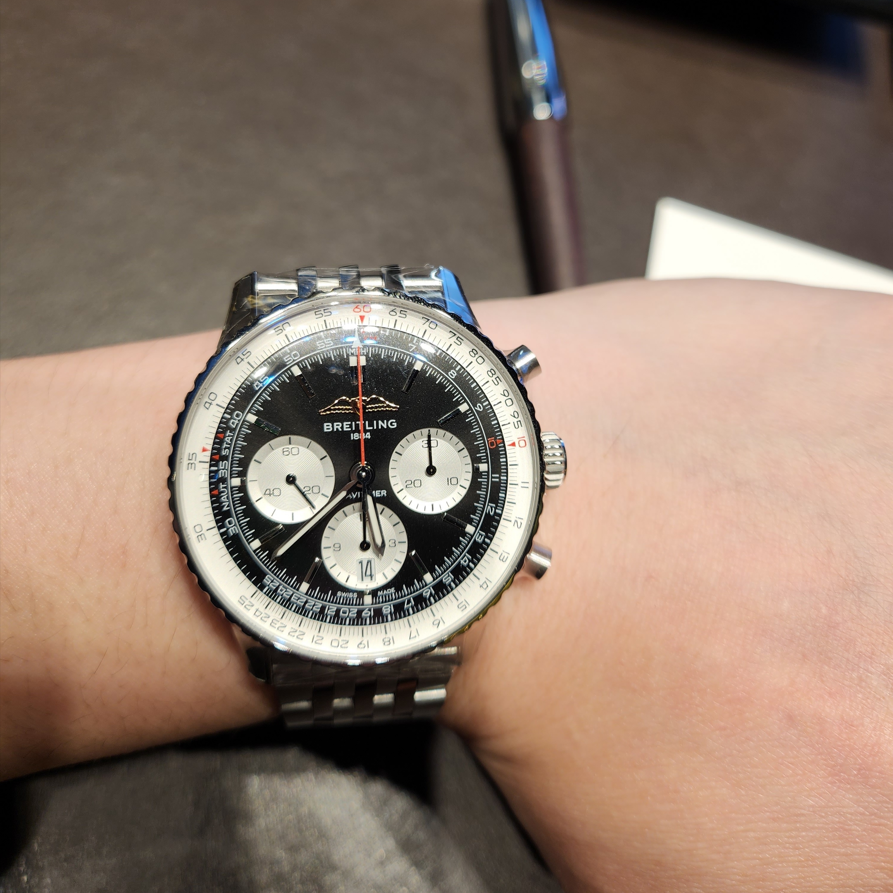 Breitling Navitimer B01 Chronograph 43 Steel Black Metal 착용 스타일